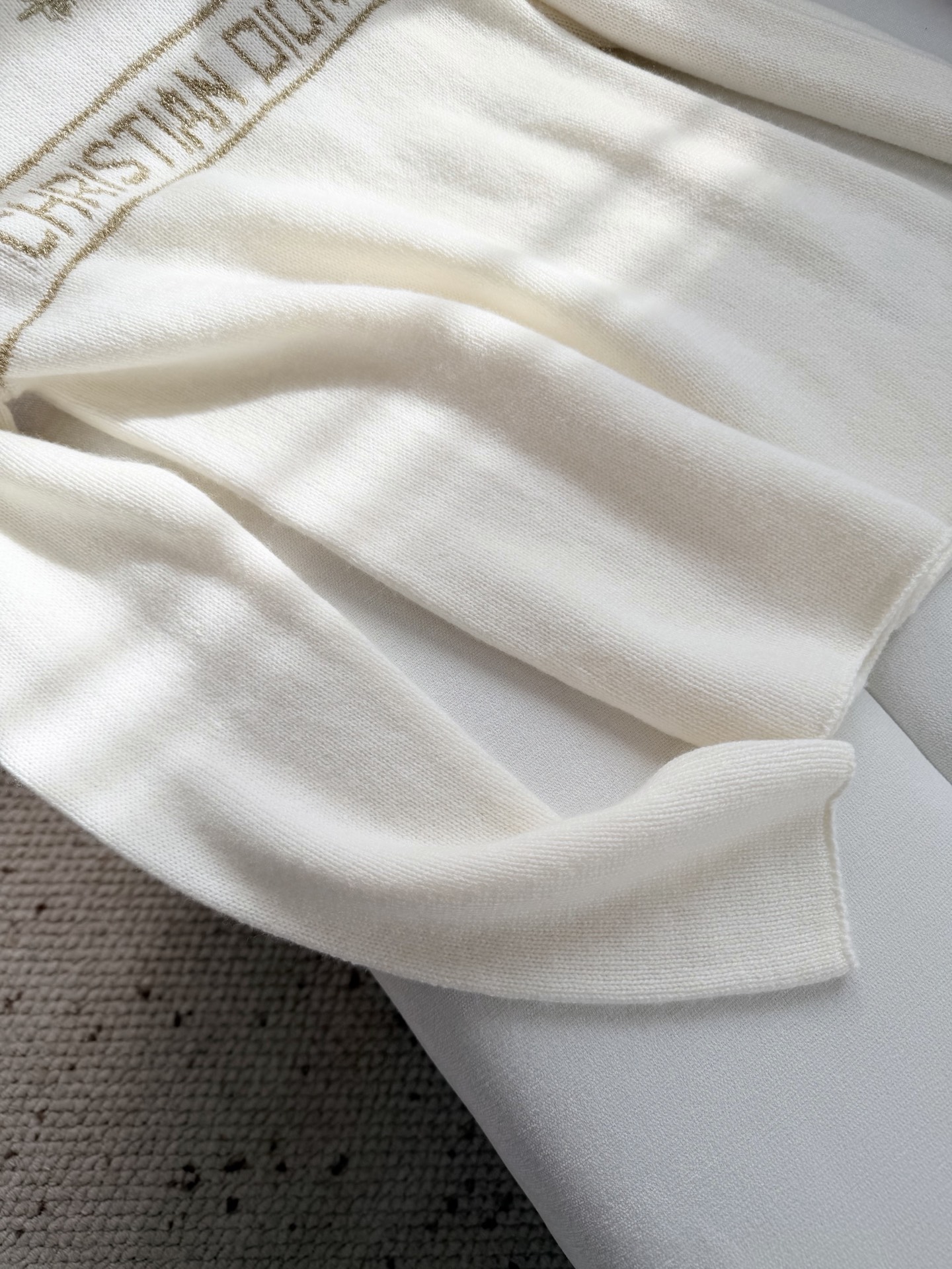 现货‼️‼️🛒款号S/白金绣花毛衣✨奶呼呼的太舒服了，山羊绒🐏材质精心制作，又是一款经典款，正面饰以太阳