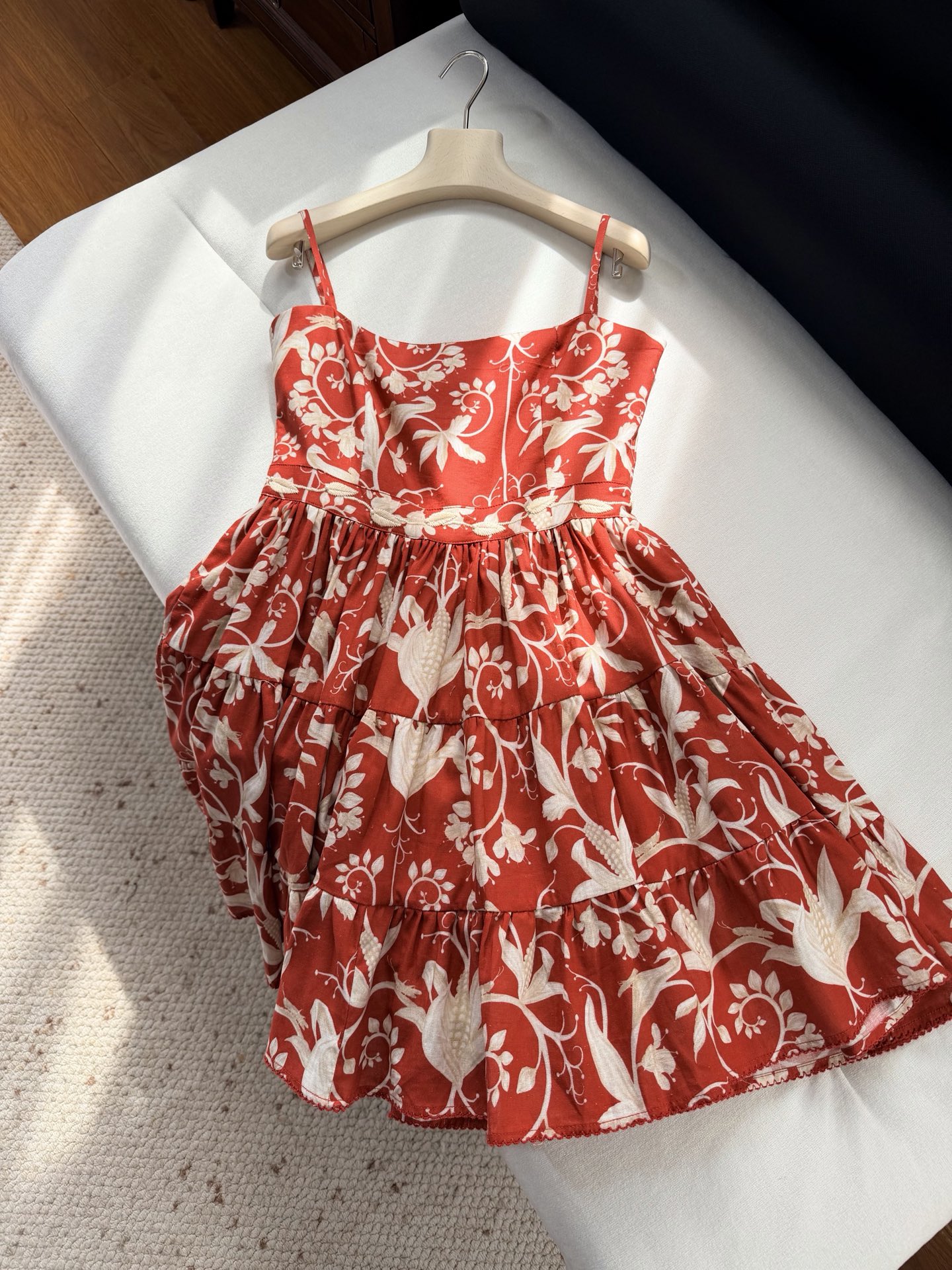 现货‼️‼️/红色吊带连衣裙✨Agua真的太有细节了，用绣花线描出叶子的形状，粗细不一的流动线条充满了动