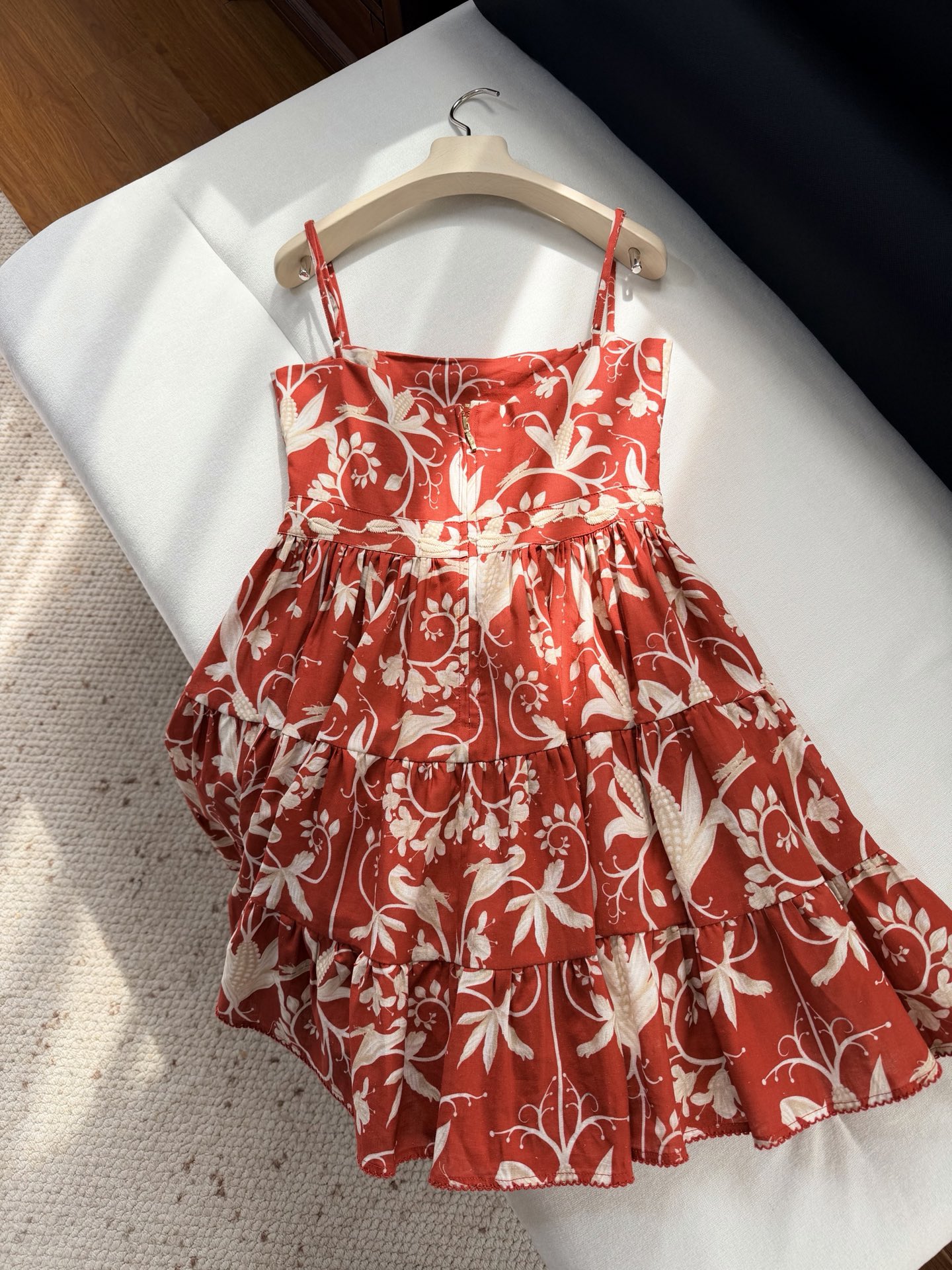 现货‼️‼️/红色吊带连衣裙✨Agua真的太有细节了，用绣花线描出叶子的形状，粗细不一的流动线条充满了动