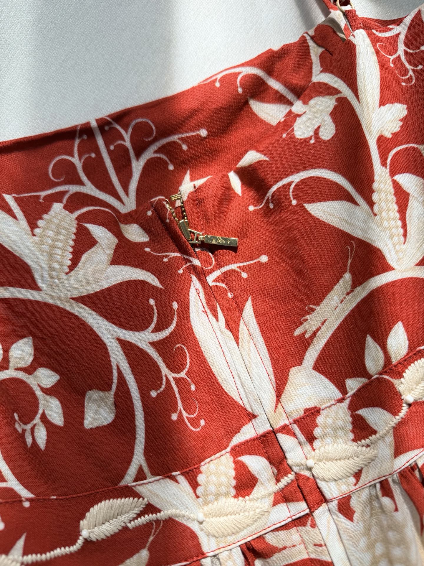 现货‼️‼️/红色吊带连衣裙✨Agua真的太有细节了，用绣花线描出叶子的形状，粗细不一的流动线条充满了动