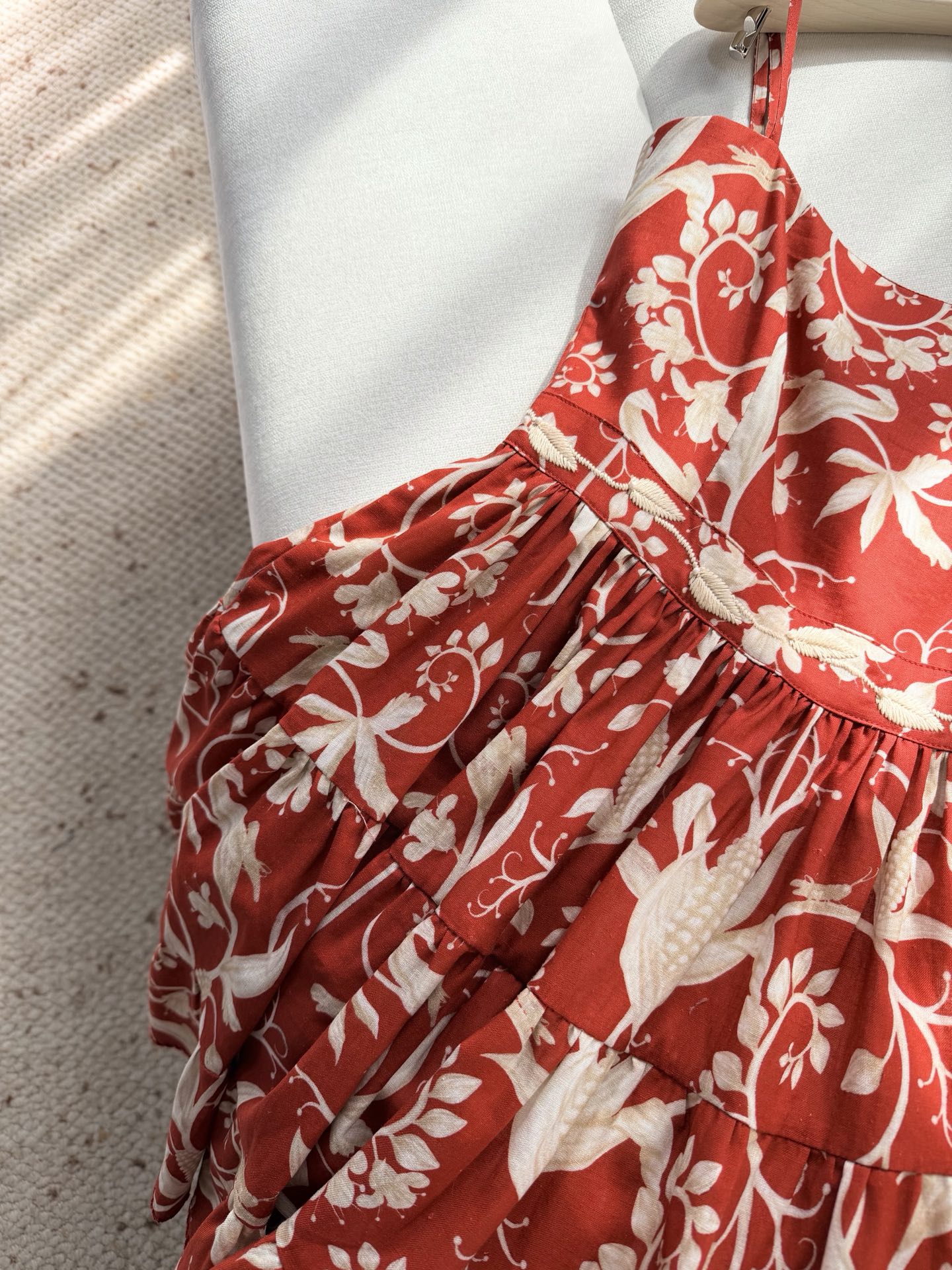 现货‼️‼️/红色吊带连衣裙✨Agua真的太有细节了，用绣花线描出叶子的形状，粗细不一的流动线条充满了动