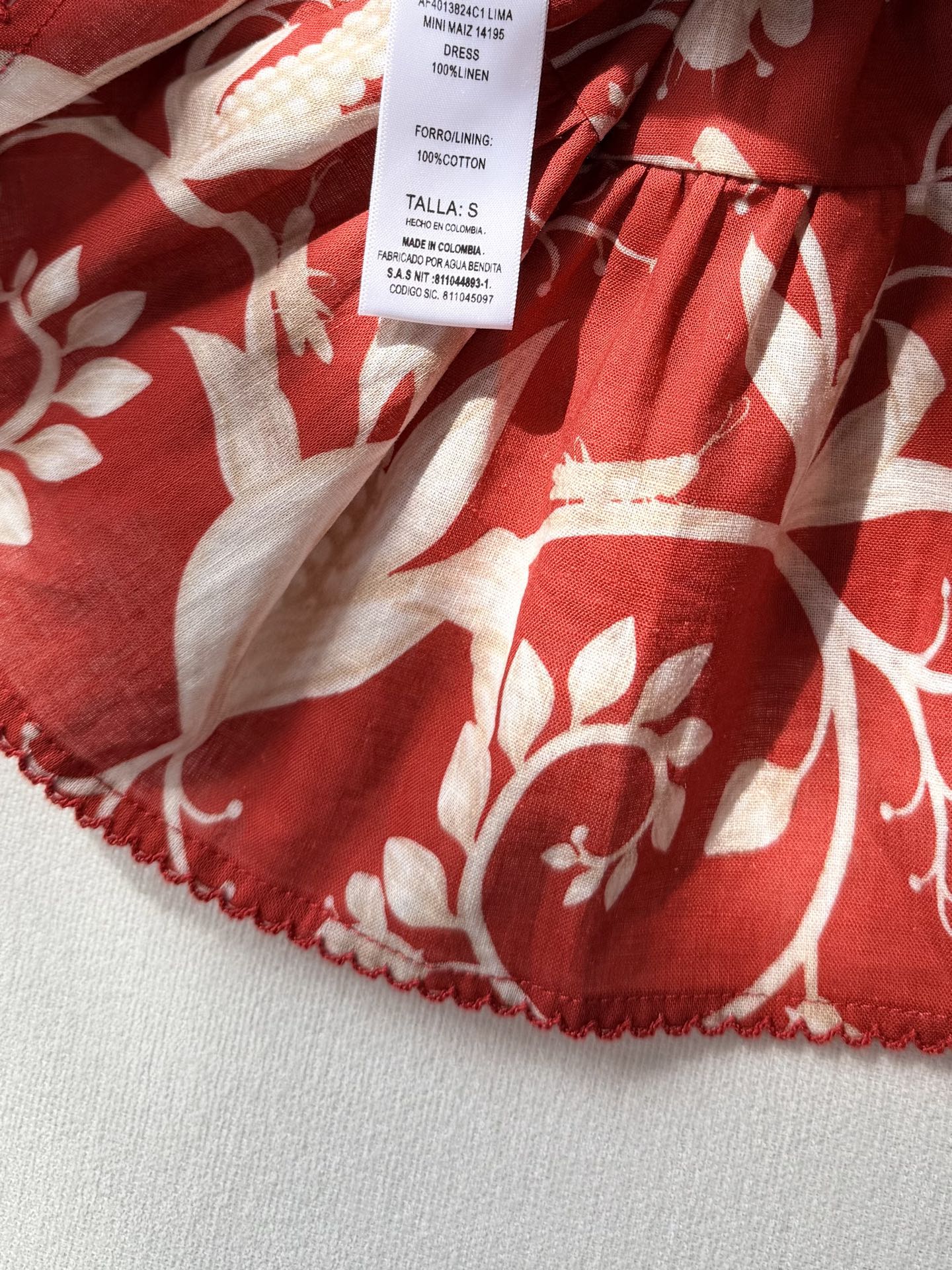 现货‼️‼️/红色吊带连衣裙✨Agua真的太有细节了，用绣花线描出叶子的形状，粗细不一的流动线条充满了动