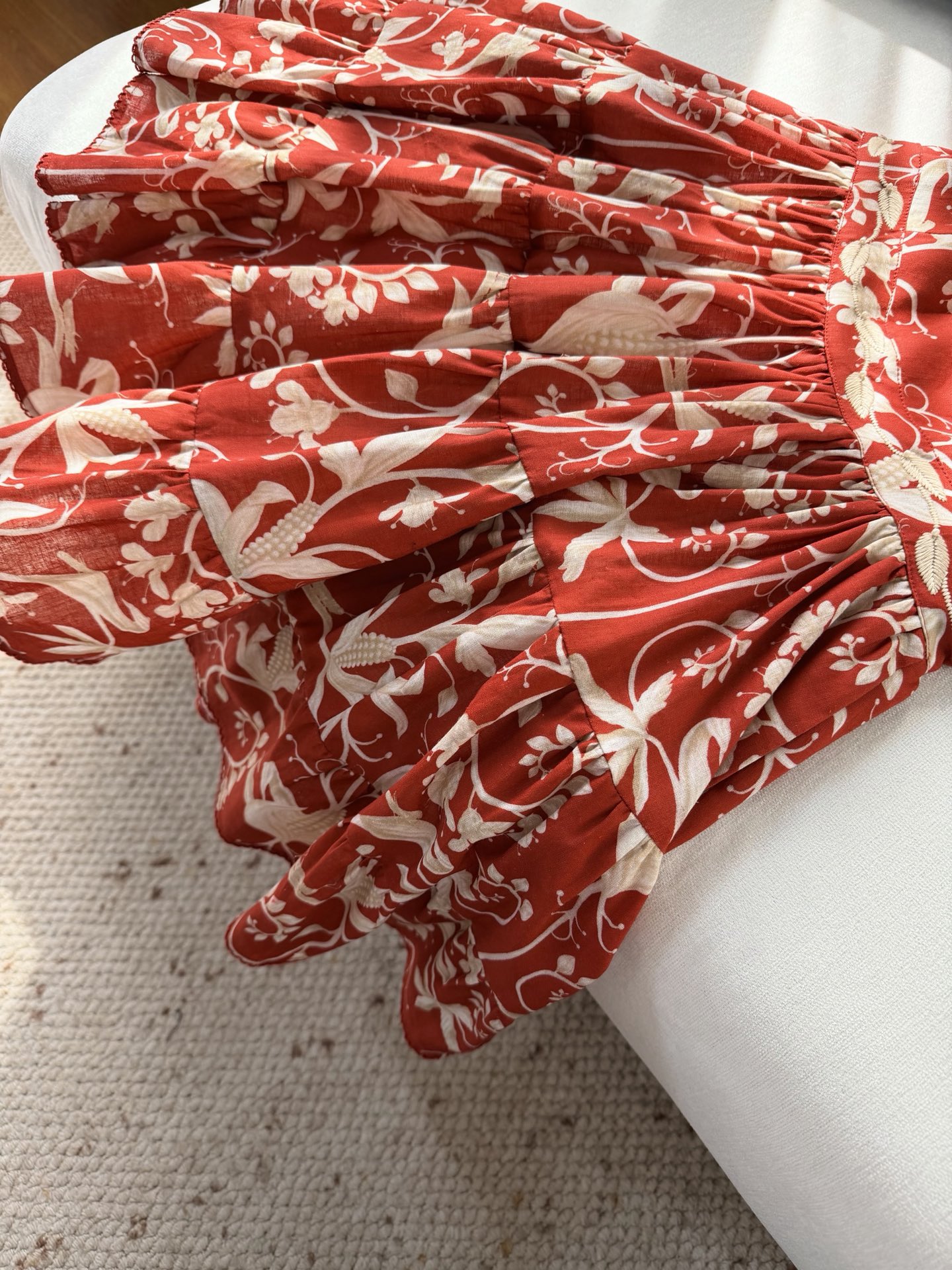 现货‼️‼️/红色吊带连衣裙✨Agua真的太有细节了，用绣花线描出叶子的形状，粗细不一的流动线条充满了动