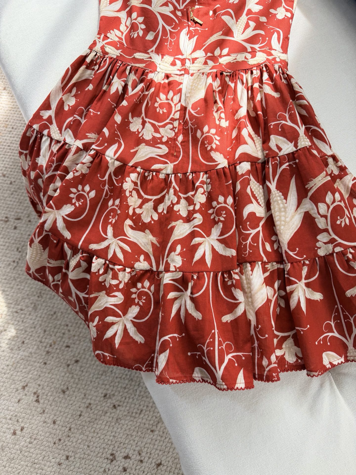 现货‼️‼️/红色吊带连衣裙✨Agua真的太有细节了，用绣花线描出叶子的形状，粗细不一的流动线条充满了动