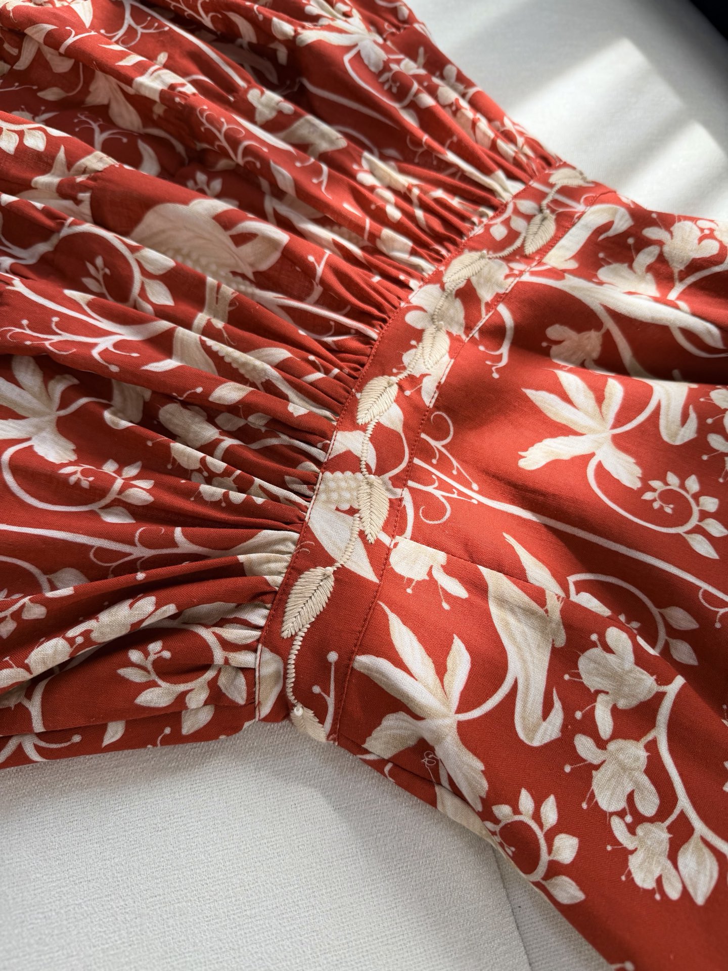 现货‼️‼️/红色吊带连衣裙✨Agua真的太有细节了，用绣花线描出叶子的形状，粗细不一的流动线条充满了动