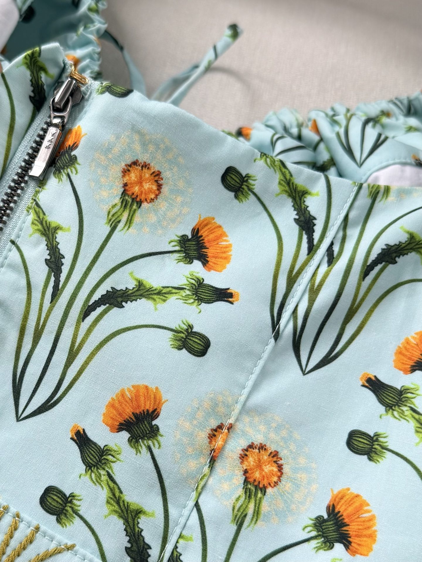 现货‼️‼️/雏菊花连衣裙✨agua每一件都有独特魅力，深受本极繁主义的喜爱！！大身定位花裁片，腰间定位