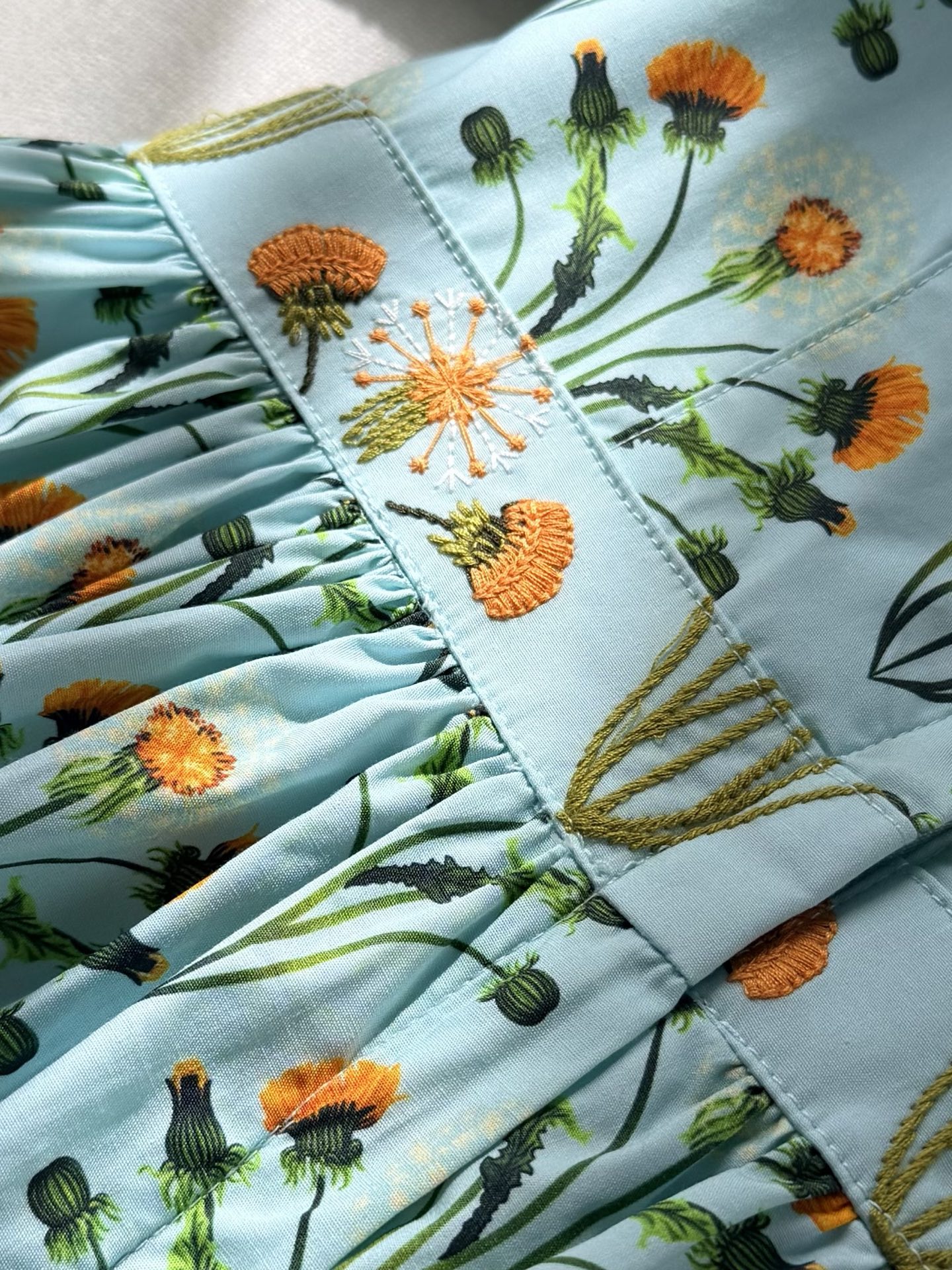 现货‼️‼️/雏菊花连衣裙✨agua每一件都有独特魅力，深受本极繁主义的喜爱！！大身定位花裁片，腰间定位