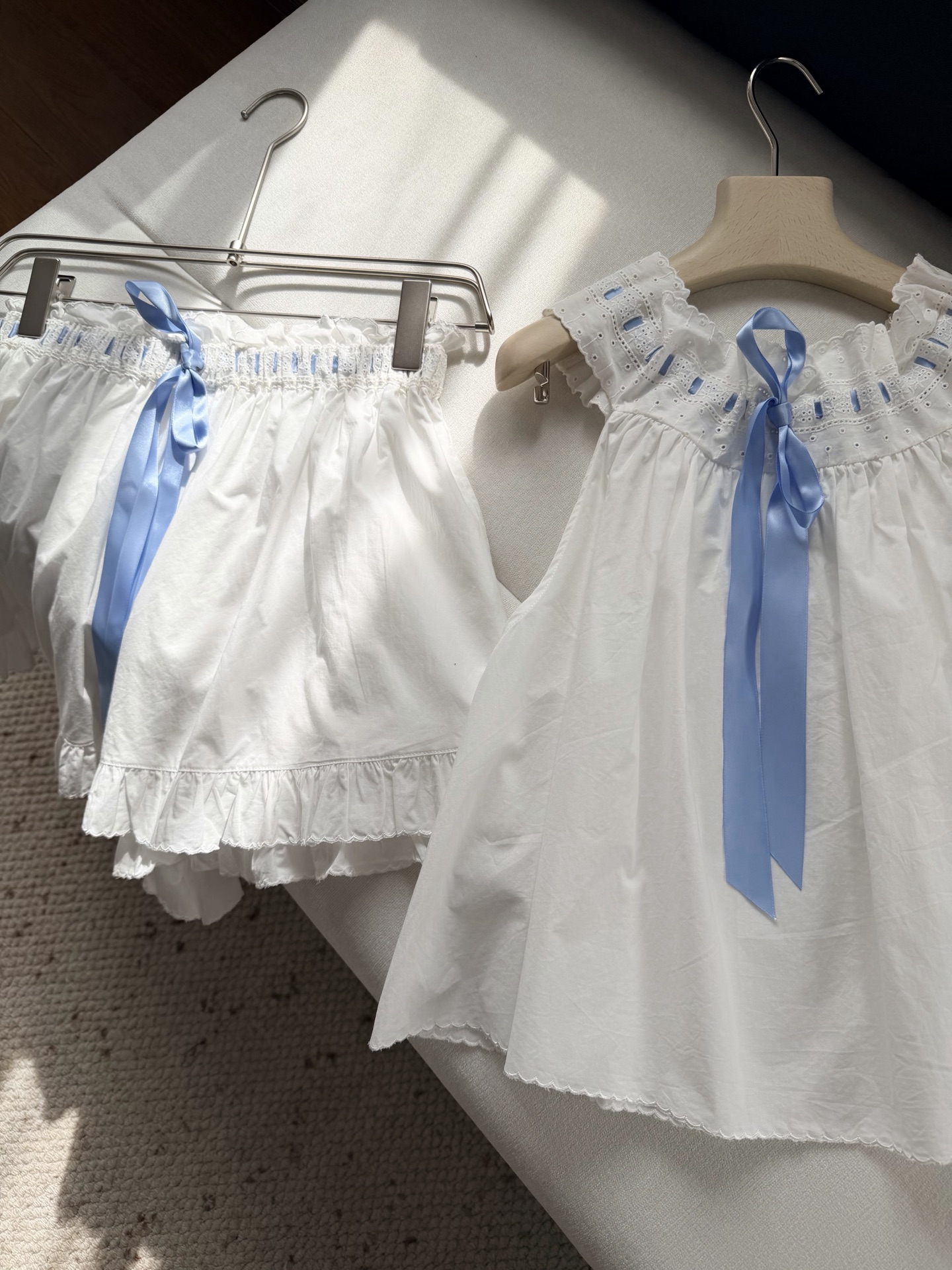 现货‼️‼️🛒款号9/俏皮两件套装✨我们女生一眼就会被这种灵气风格吸引，不疾不徐的从容之美， “与自然交