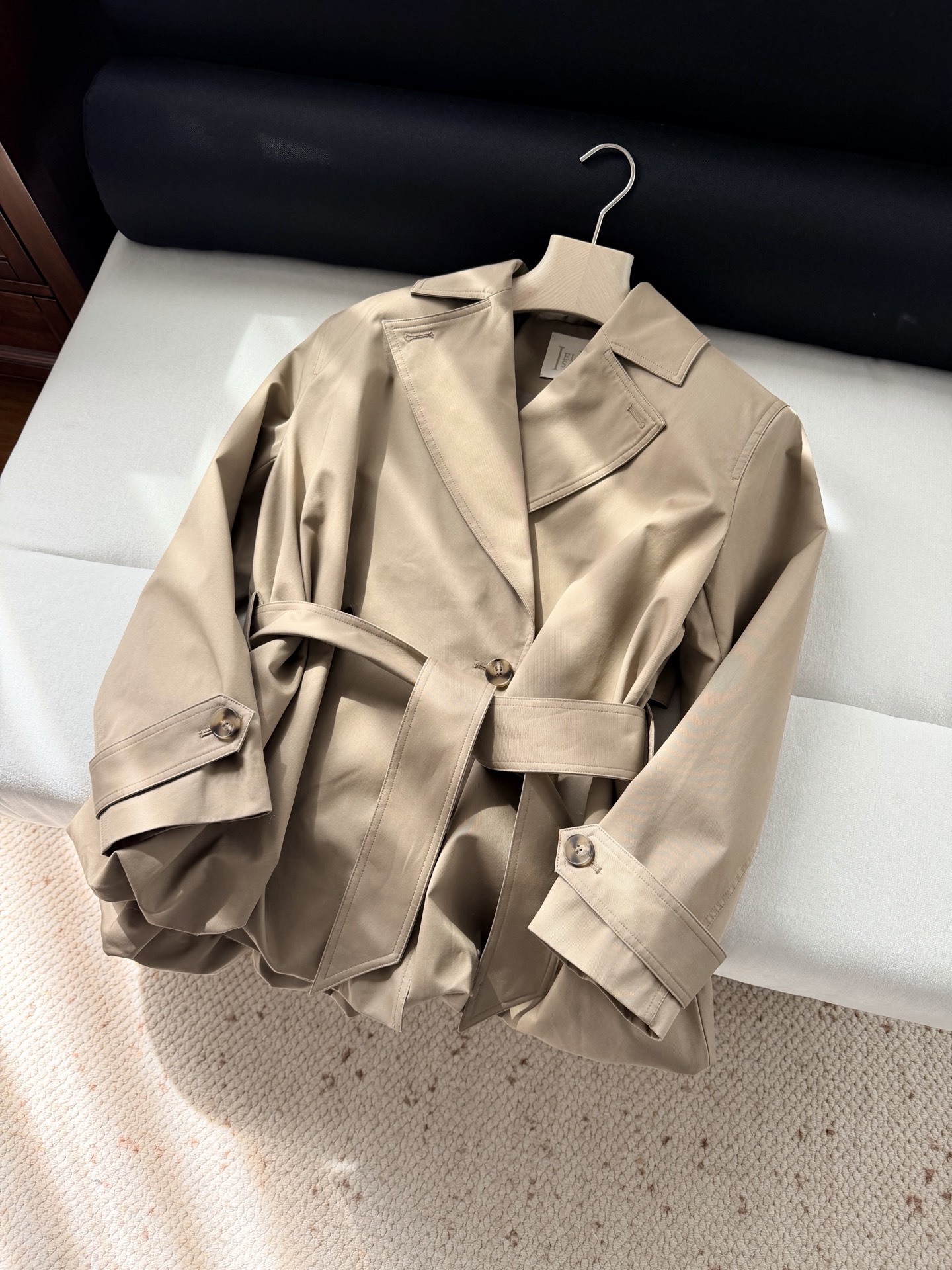 现货‼️‼️/掐腰夹克外套✨花苞褶皱下摆夹克，真的属于越看越高级的类型，helsa剪线超利落，肩线立，收