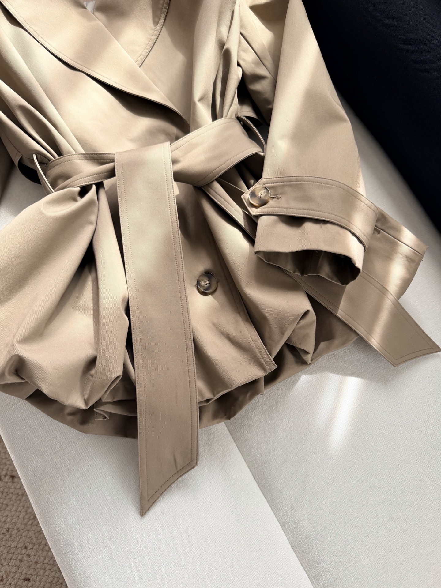 现货‼️‼️/掐腰夹克外套✨花苞褶皱下摆夹克，真的属于越看越高级的类型，helsa剪线超利落，肩线立，收