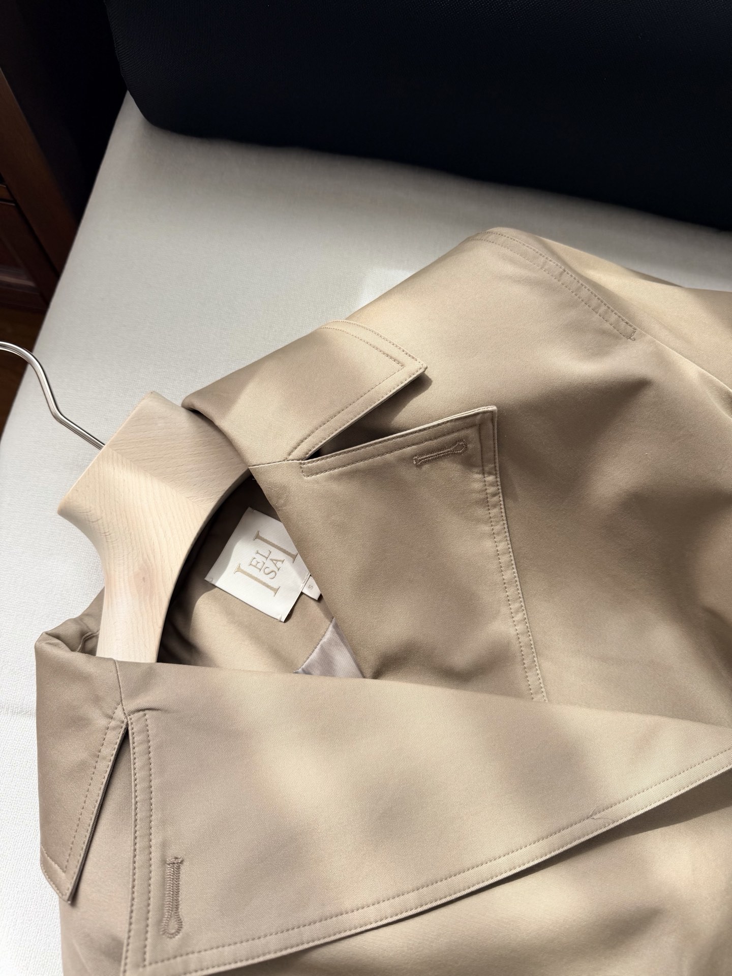 现货‼️‼️/掐腰夹克外套✨花苞褶皱下摆夹克，真的属于越看越高级的类型，helsa剪线超利落，肩线立，收