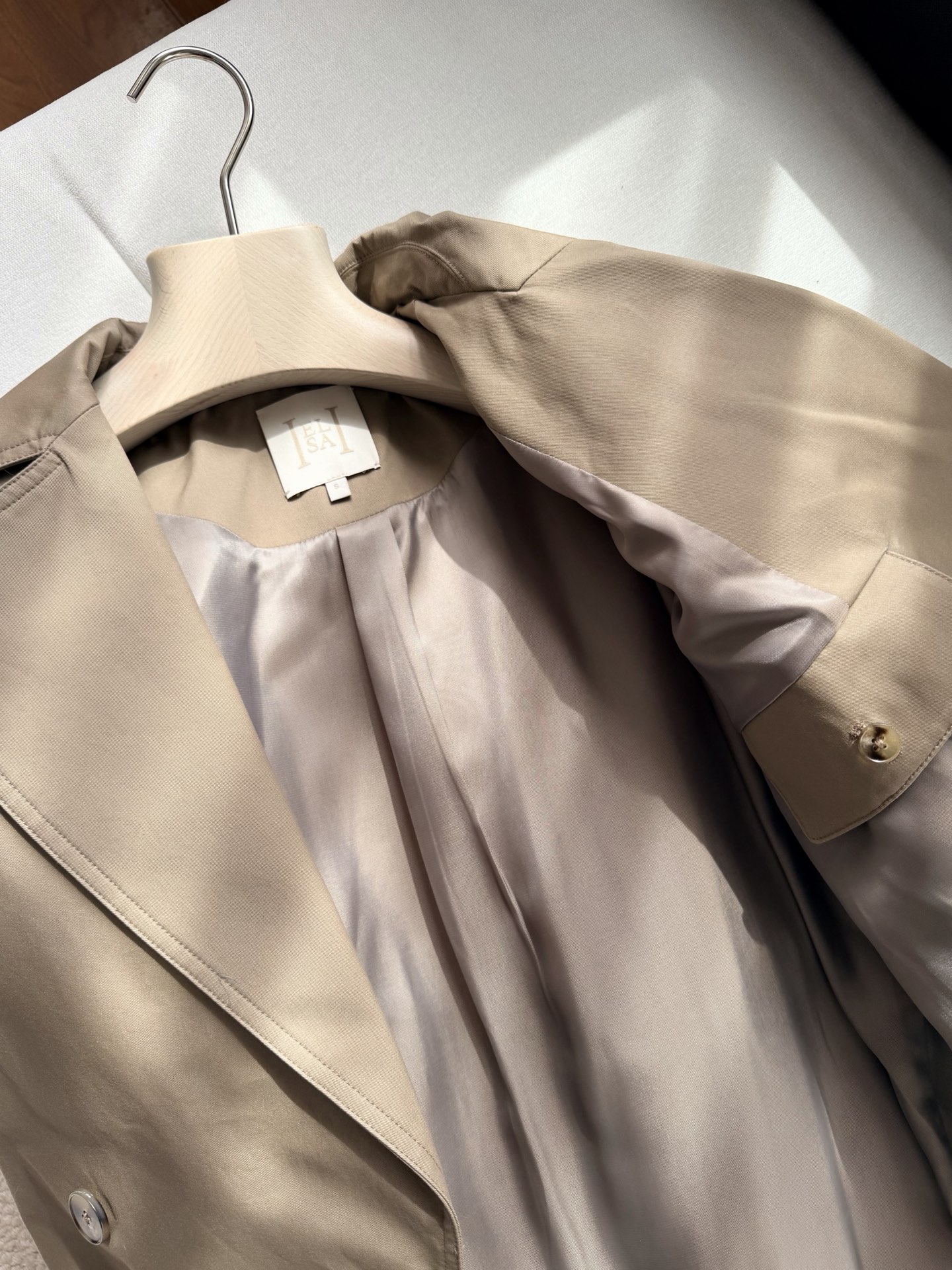 现货‼️‼️/掐腰夹克外套✨花苞褶皱下摆夹克，真的属于越看越高级的类型，helsa剪线超利落，肩线立，收