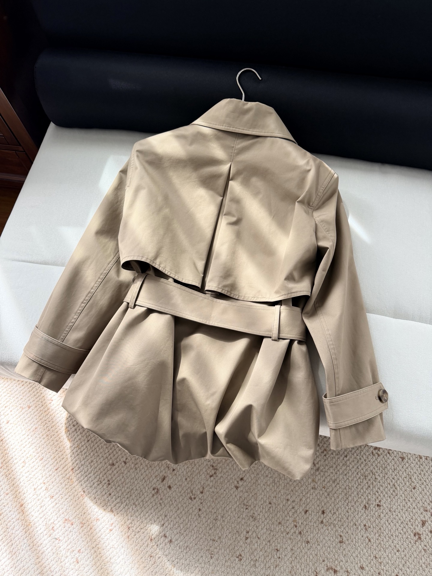 现货‼️‼️/掐腰夹克外套✨花苞褶皱下摆夹克，真的属于越看越高级的类型，helsa剪线超利落，肩线立，收