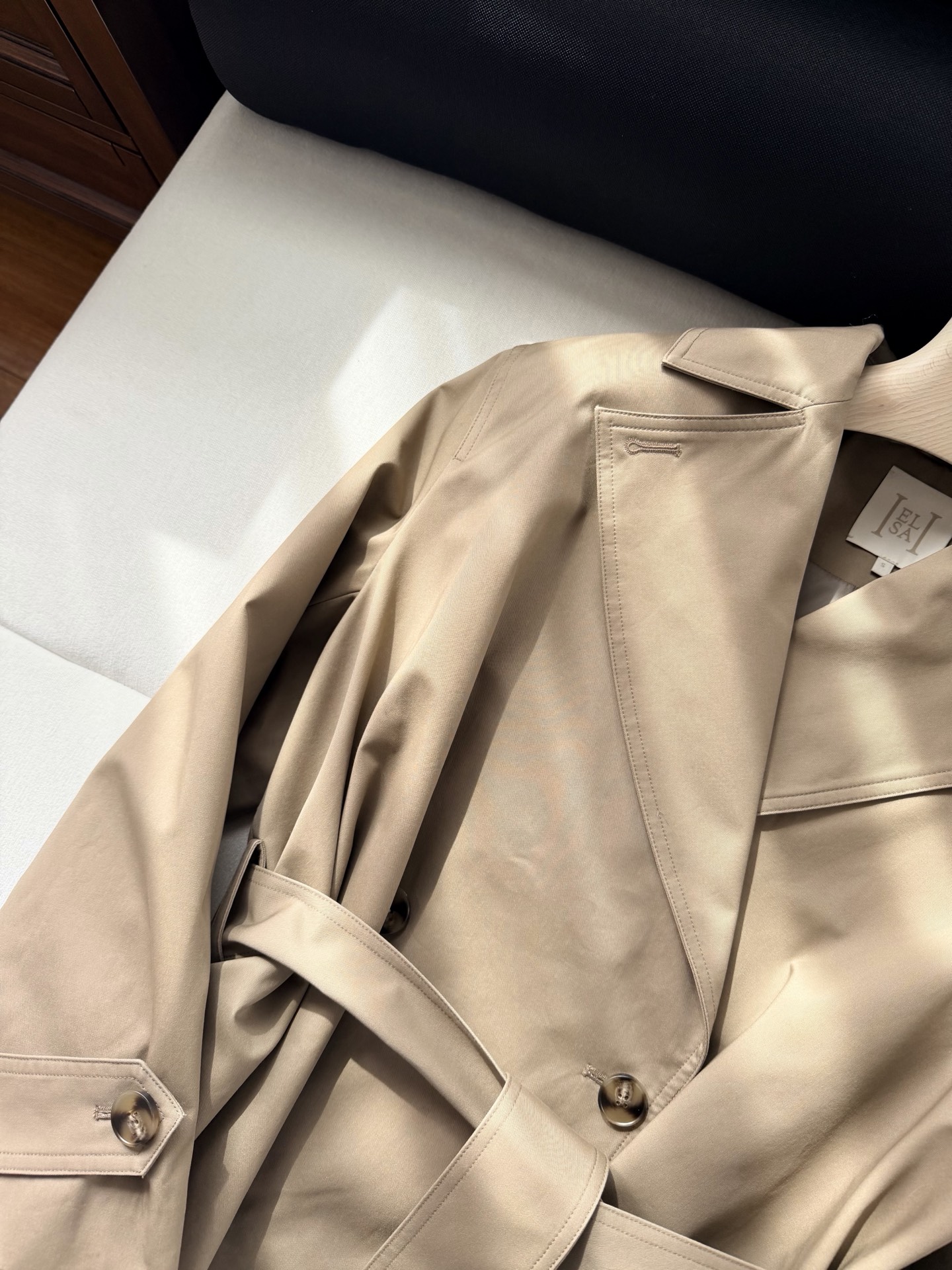 现货‼️‼️/掐腰夹克外套✨花苞褶皱下摆夹克，真的属于越看越高级的类型，helsa剪线超利落，肩线立，收