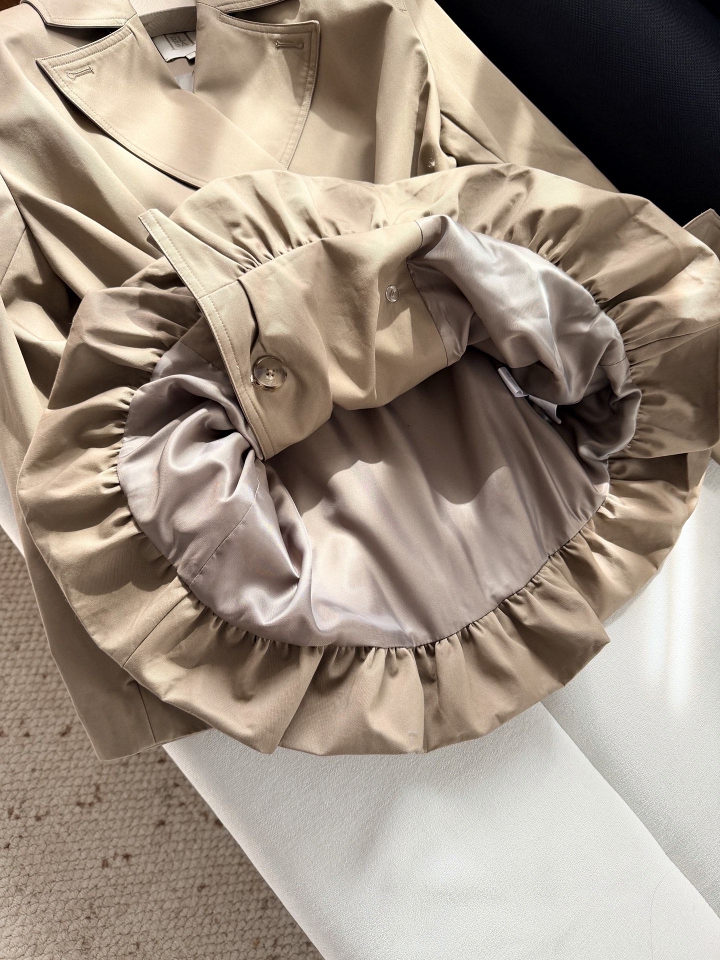 现货‼️‼️/掐腰夹克外套✨花苞褶皱下摆夹克，真的属于越看越高级的类型，helsa剪线超利落，肩线立，收