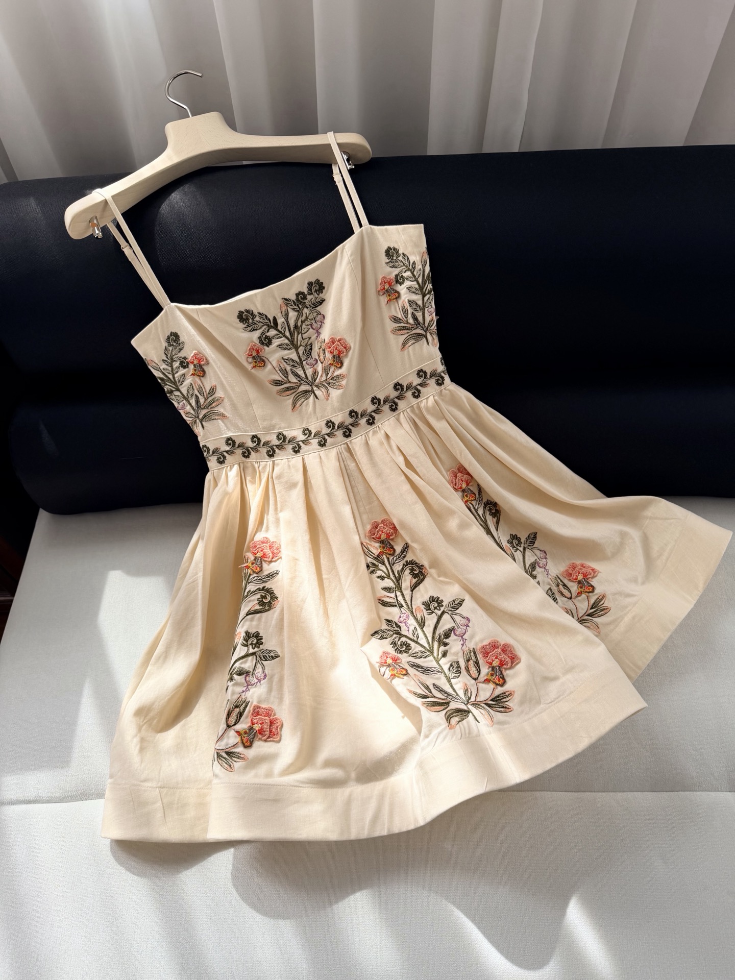 现货‼️‼️🛒款号12/繁花吊带连衣裙✨Agua by Agua Bendita，惊艳又重工刺绣的线条清