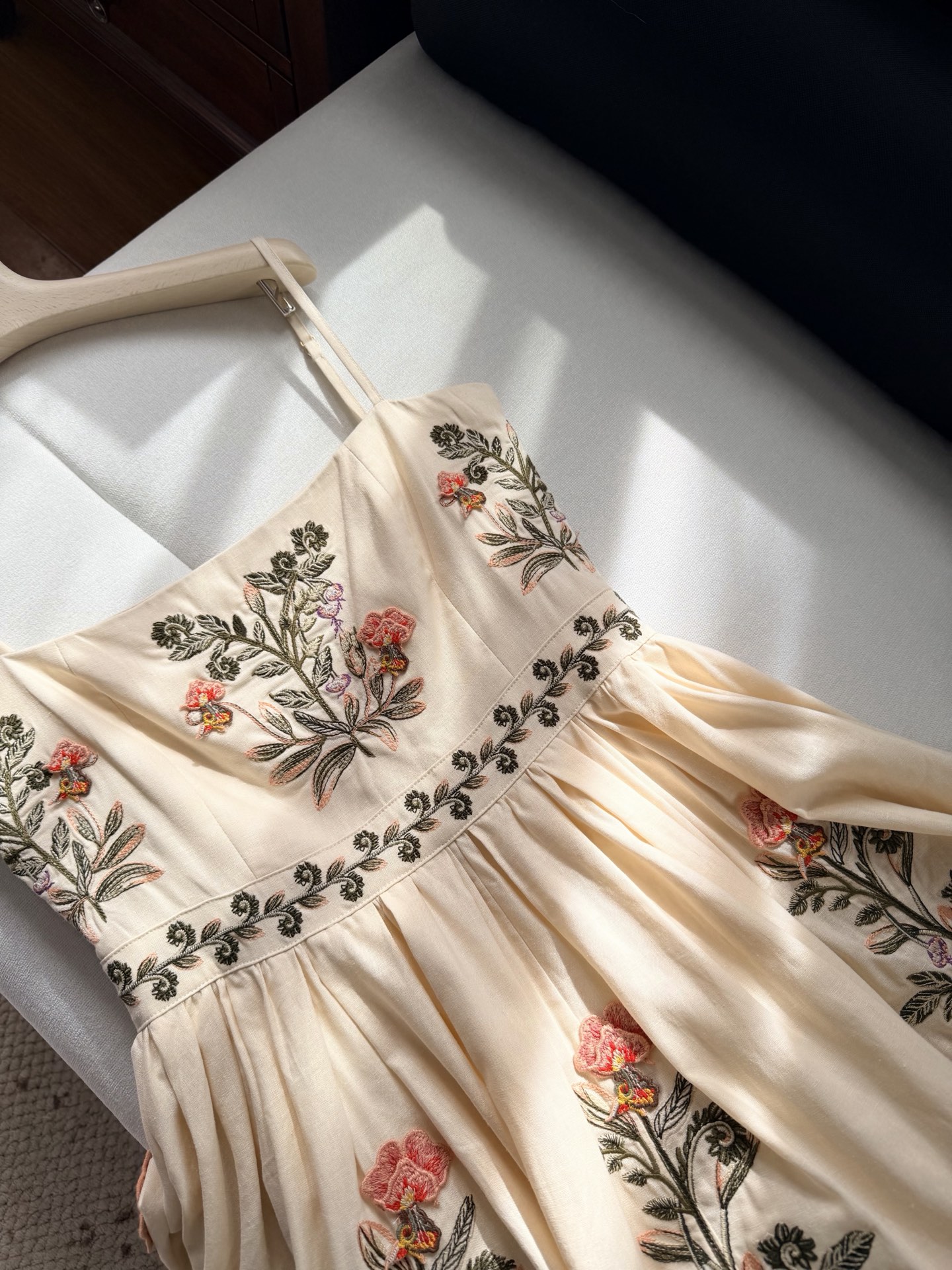 现货‼️‼️🛒款号12/繁花吊带连衣裙✨Agua by Agua Bendita，惊艳又重工刺绣的线条清