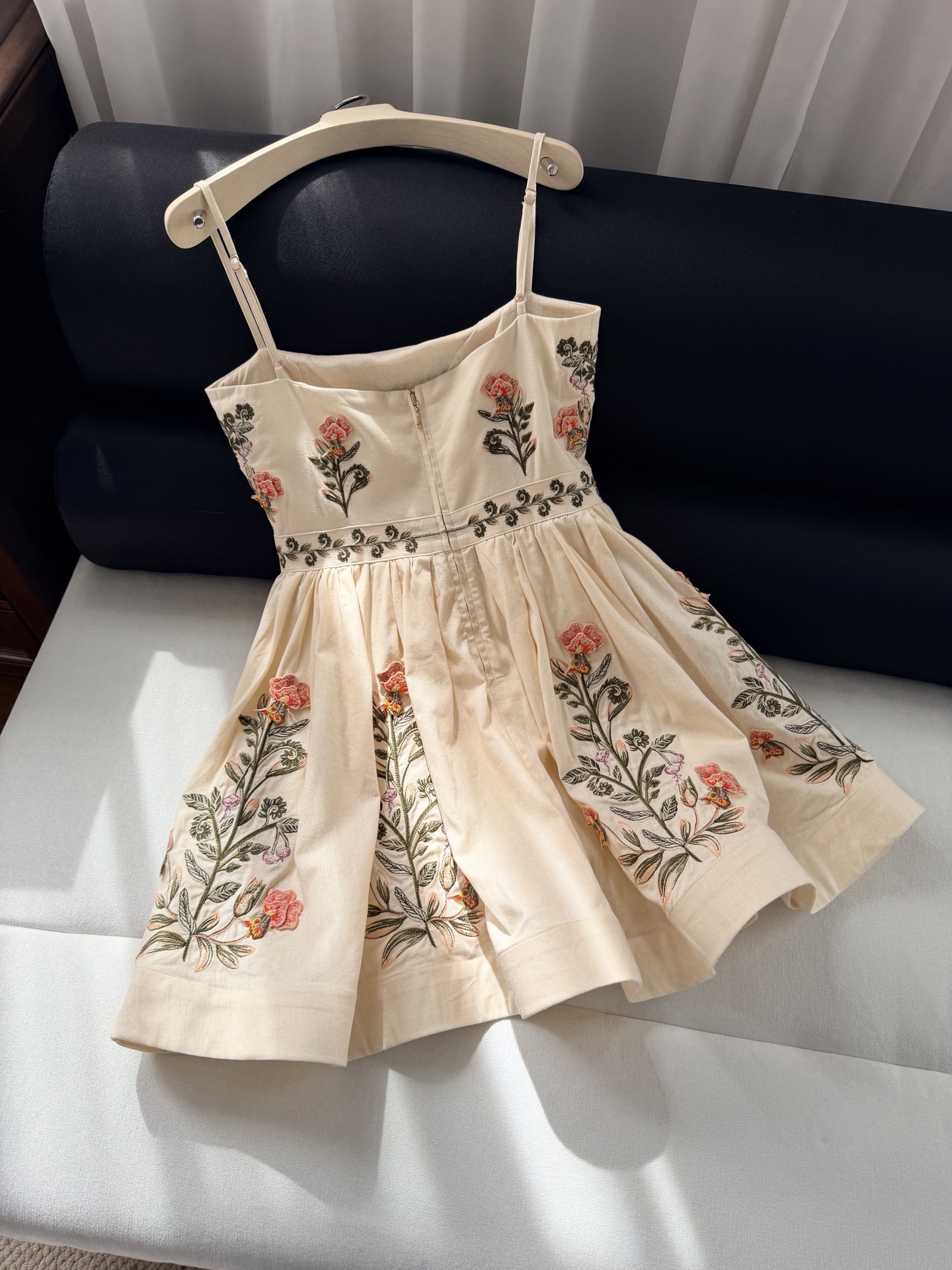 现货‼️‼️🛒款号12/繁花吊带连衣裙✨Agua by Agua Bendita，惊艳又重工刺绣的线条清