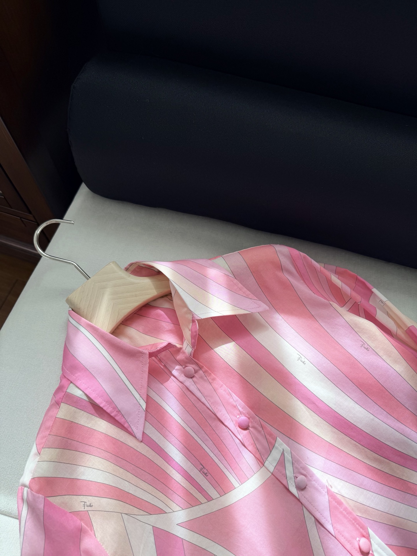 现货‼️‼️🛒款号W/粉色棉质衬衫✨采用轻盈100%高支棉质面料制成，迷幻漩涡图案印花，修身裁剪 翻领和