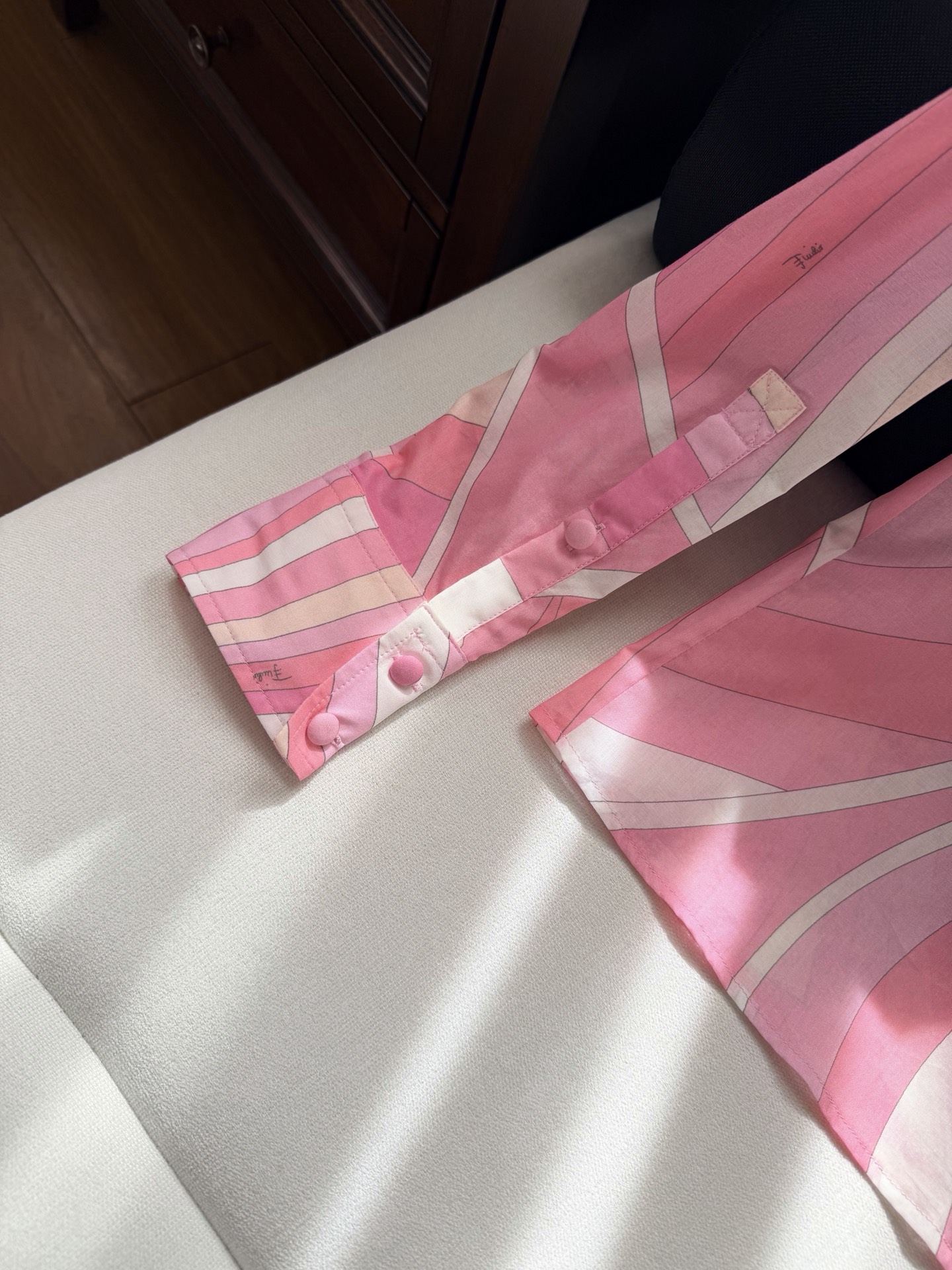 现货‼️‼️🛒款号W/粉色棉质衬衫✨采用轻盈100%高支棉质面料制成，迷幻漩涡图案印花，修身裁剪 翻领和