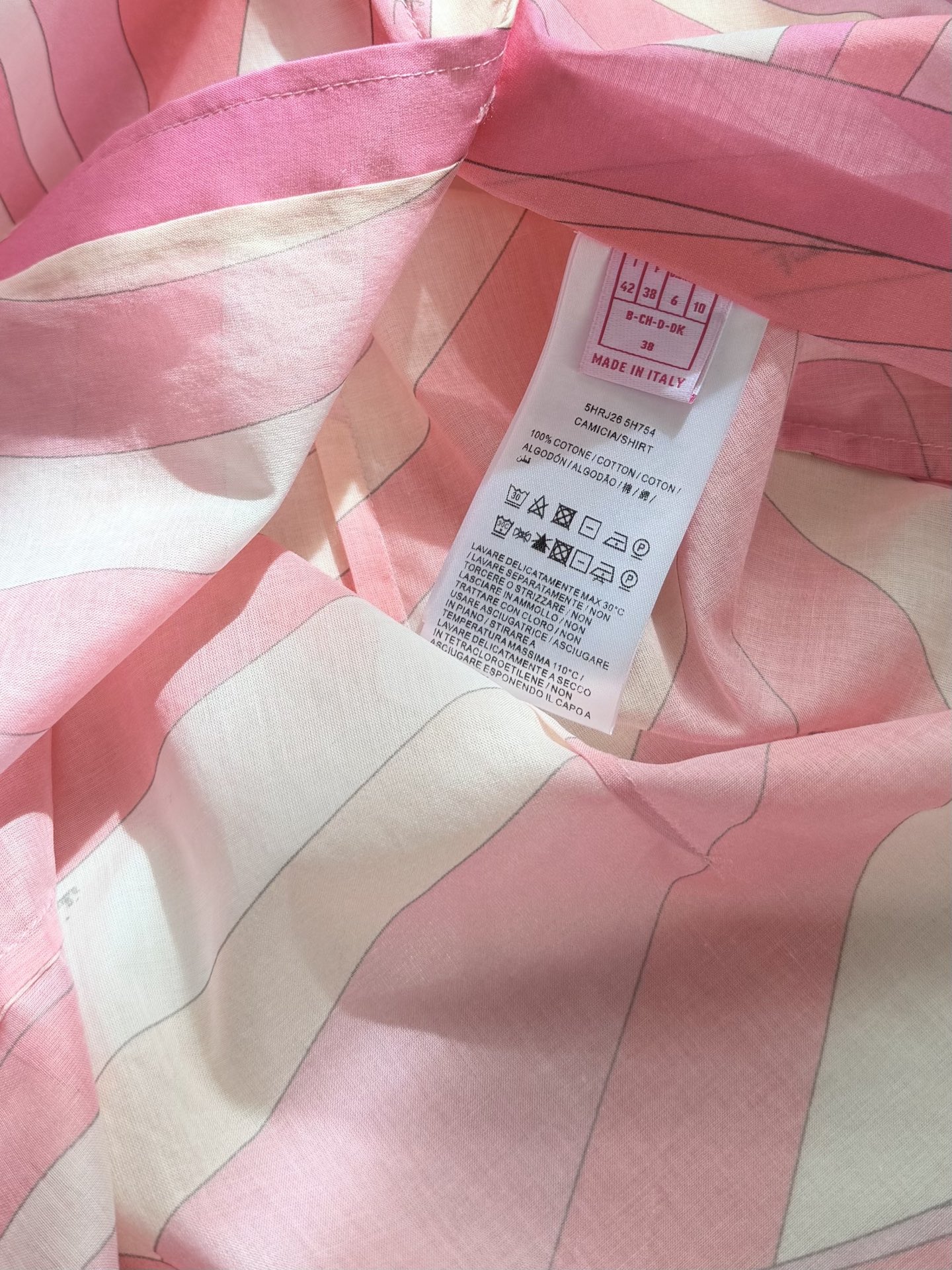 现货‼️‼️🛒款号W/粉色棉质衬衫✨采用轻盈100%高支棉质面料制成，迷幻漩涡图案印花，修身裁剪 翻领和