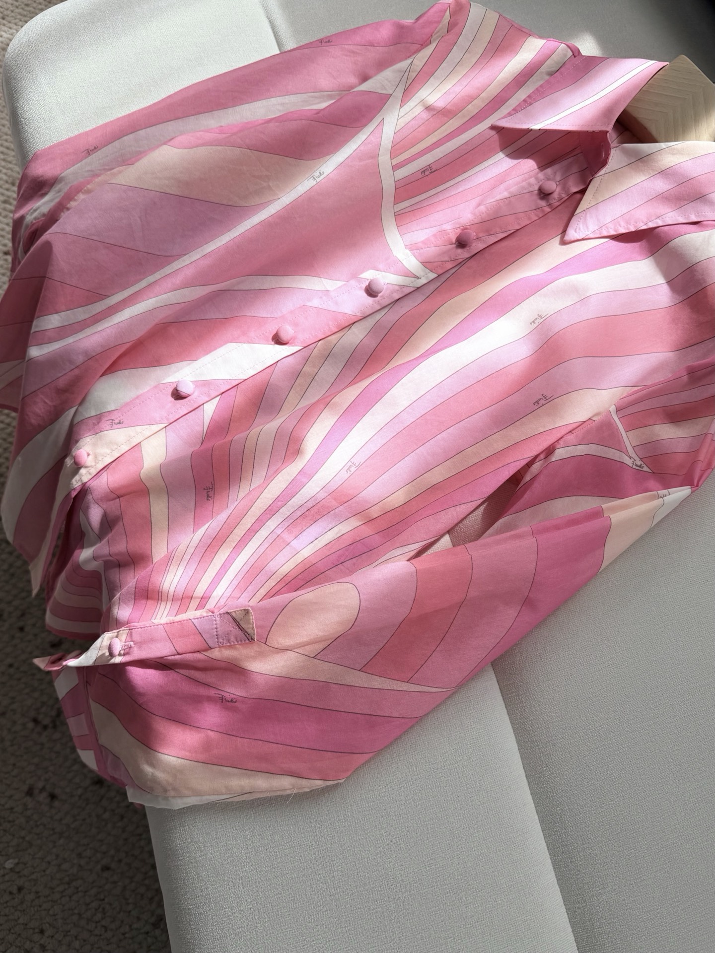 现货‼️‼️🛒款号W/粉色棉质衬衫✨采用轻盈100%高支棉质面料制成，迷幻漩涡图案印花，修身裁剪 翻领和