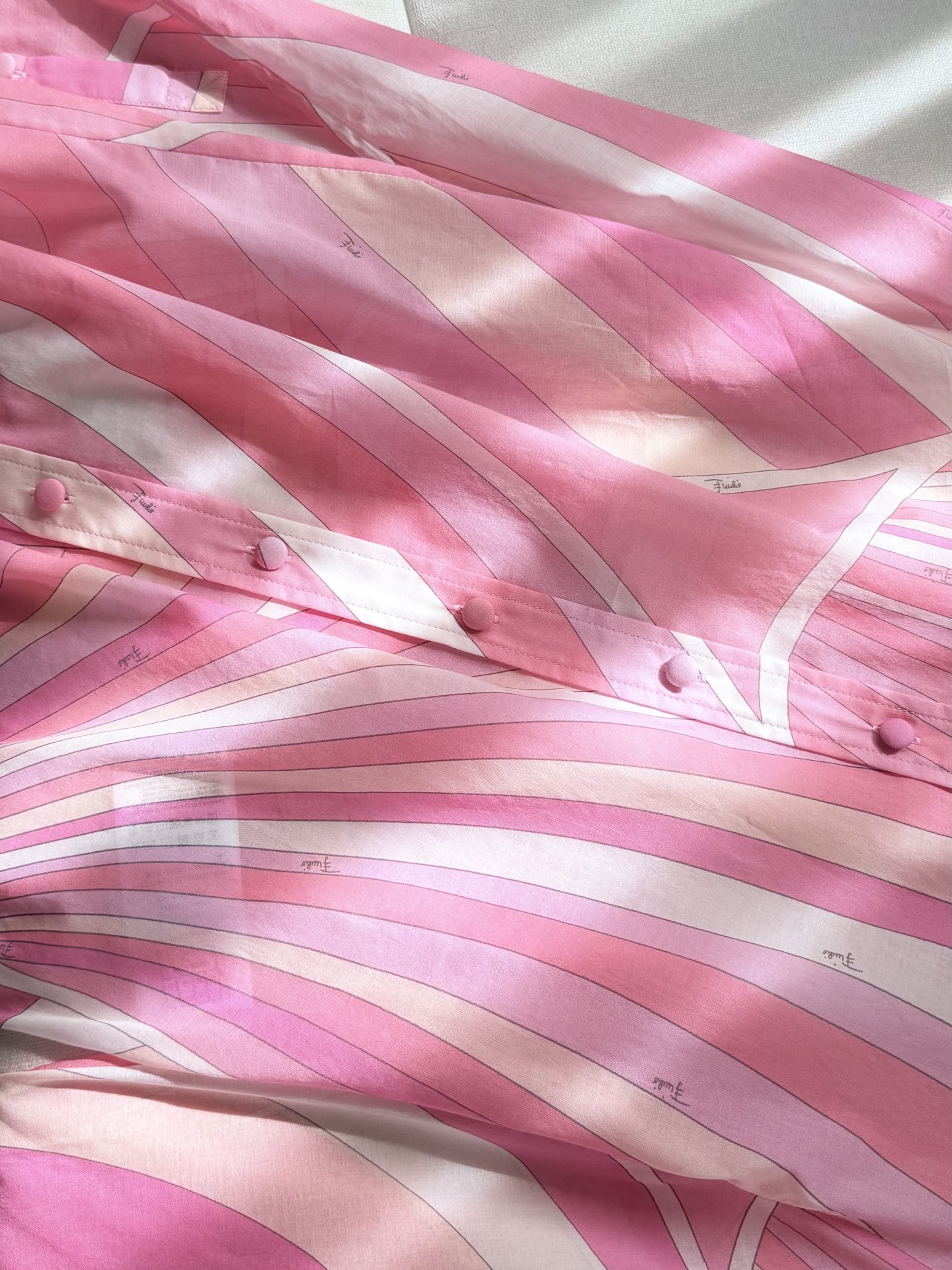 现货‼️‼️🛒款号W/粉色棉质衬衫✨采用轻盈100%高支棉质面料制成，迷幻漩涡图案印花，修身裁剪 翻领和