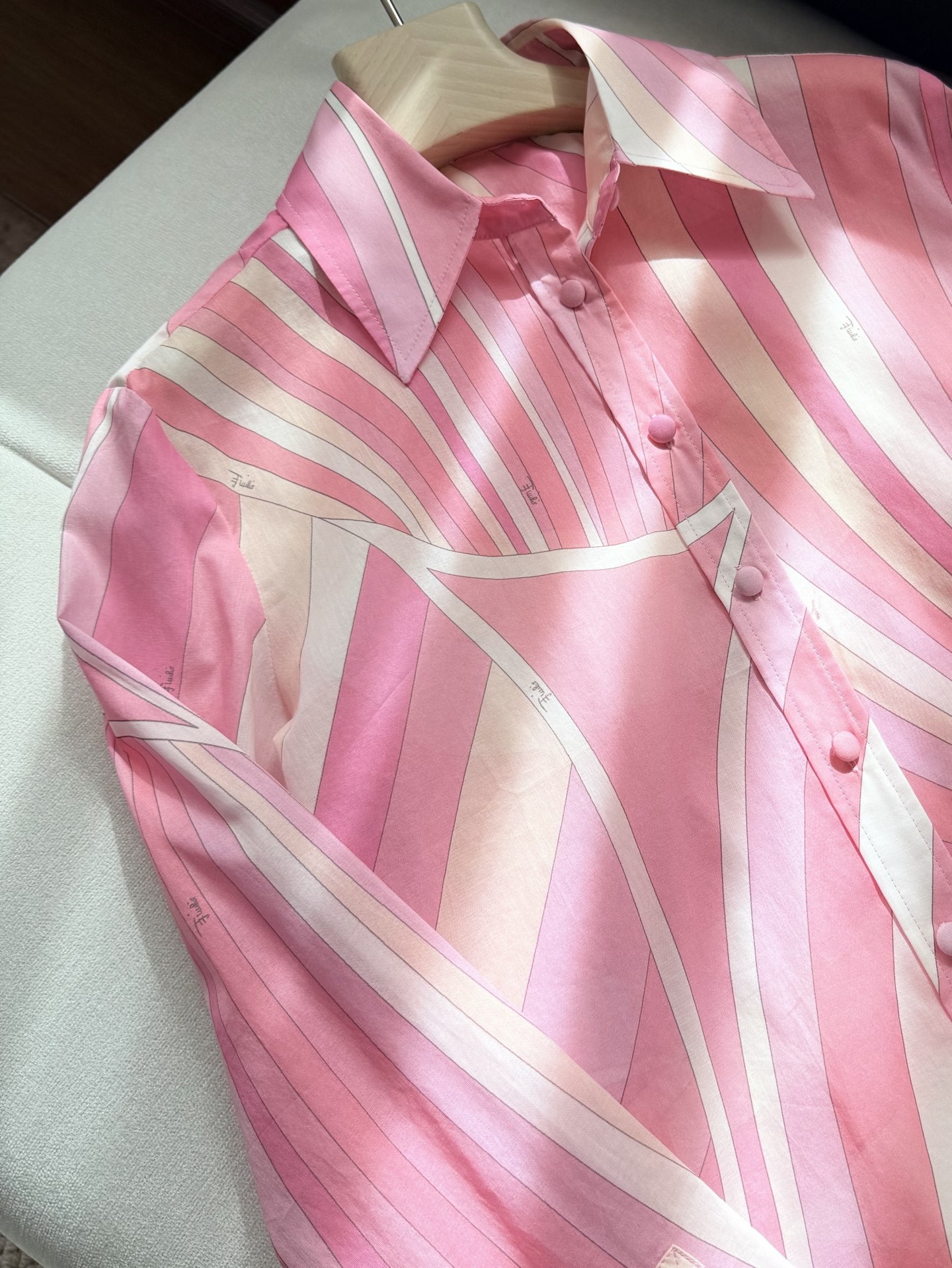 现货‼️‼️🛒款号W/粉色棉质衬衫✨采用轻盈100%高支棉质面料制成，迷幻漩涡图案印花，修身裁剪 翻领和