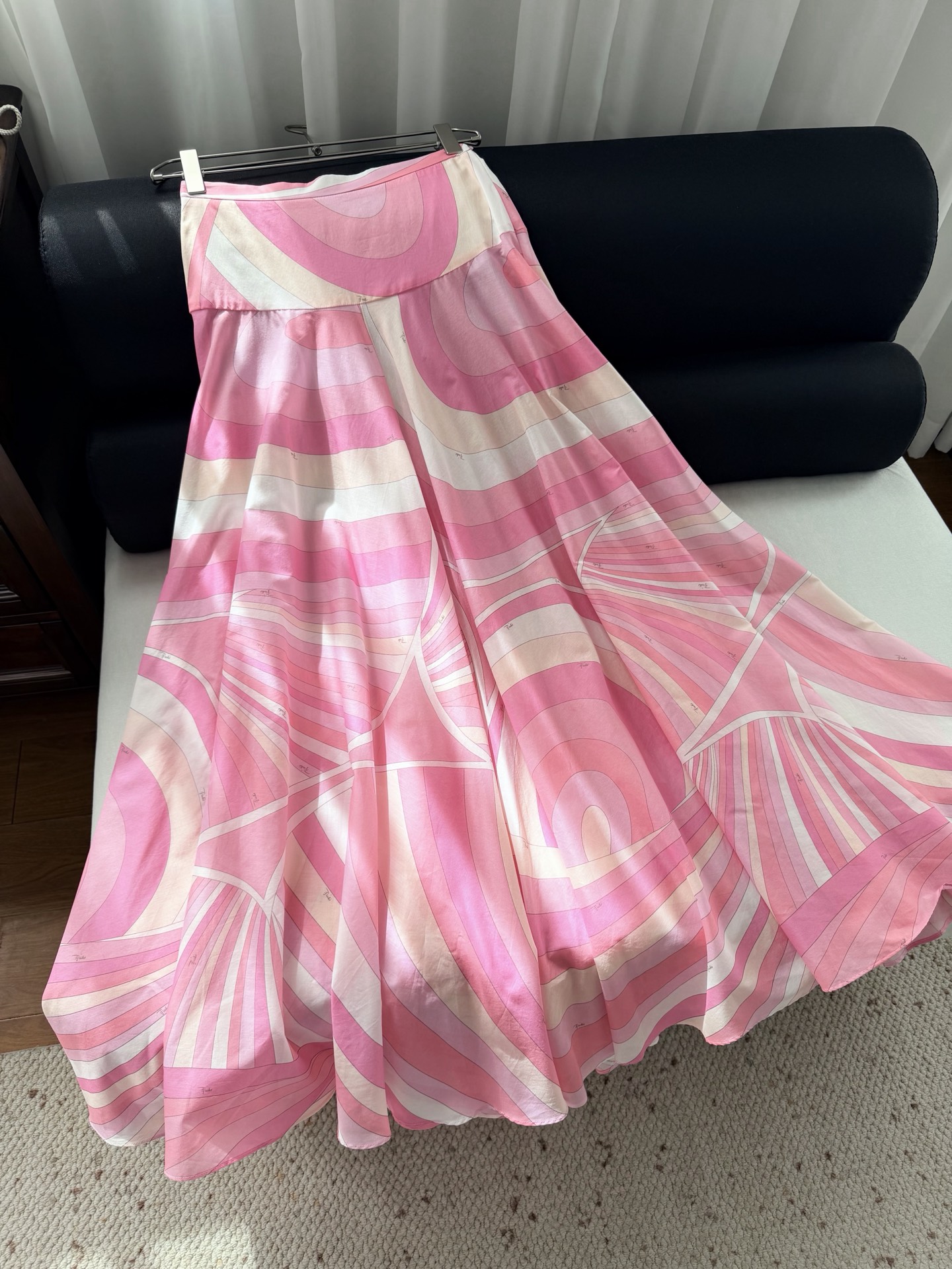 现货‼️‼️🛒款号W2/粉色加长半身裙✨采用轻盈100%高支棉质面料制成，迷幻漩涡图案印花，侧隐形拉链开