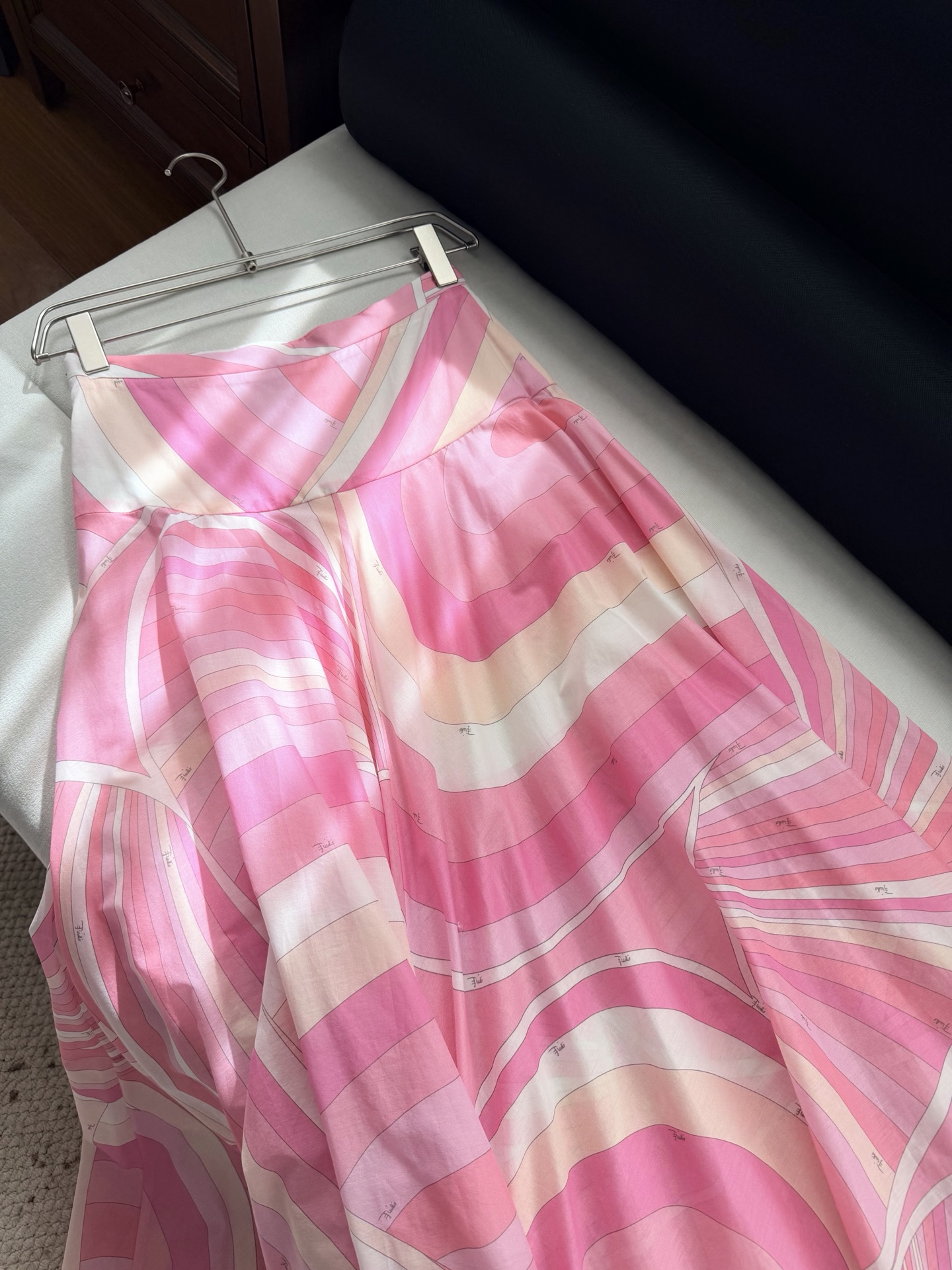 现货‼️‼️🛒款号W2/粉色加长半身裙✨采用轻盈100%高支棉质面料制成，迷幻漩涡图案印花，侧隐形拉链开