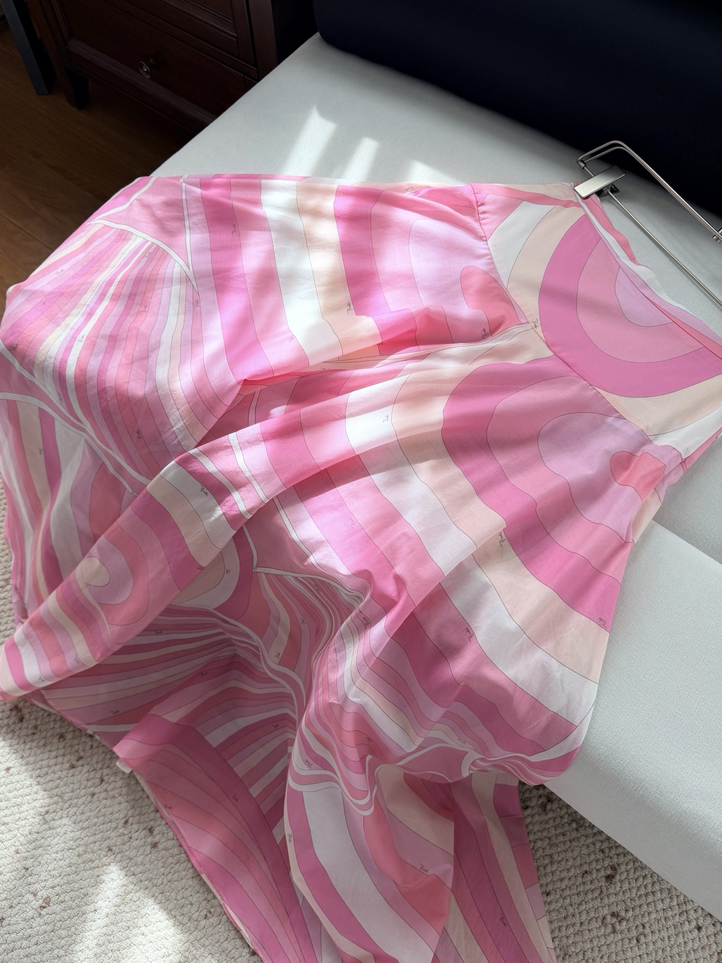 现货‼️‼️🛒款号W2/粉色加长半身裙✨采用轻盈100%高支棉质面料制成，迷幻漩涡图案印花，侧隐形拉链开