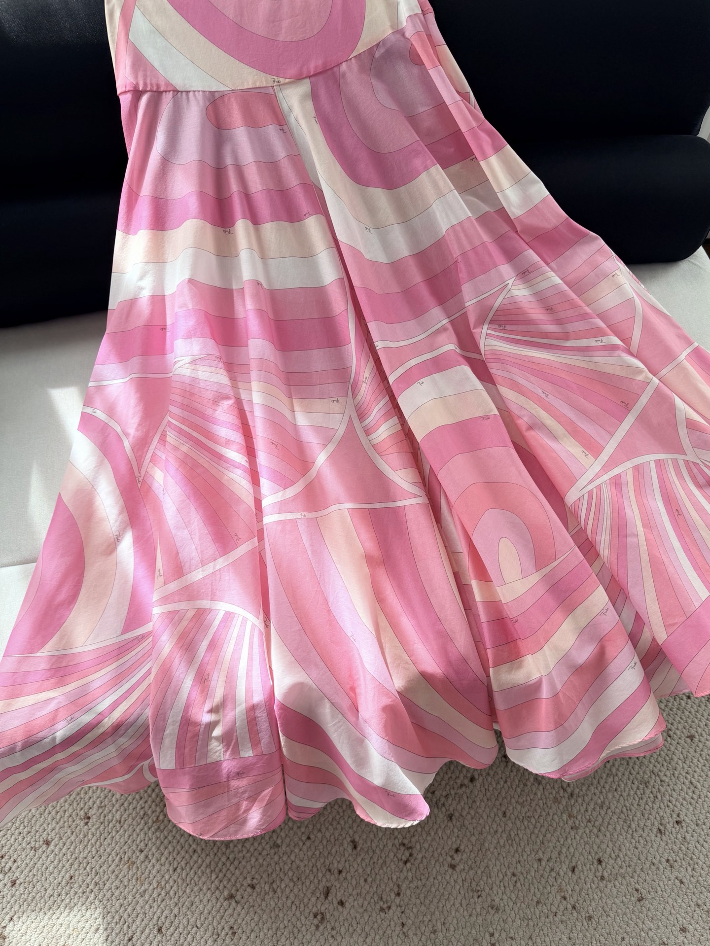 现货‼️‼️🛒款号W2/粉色加长半身裙✨采用轻盈100%高支棉质面料制成，迷幻漩涡图案印花，侧隐形拉链开