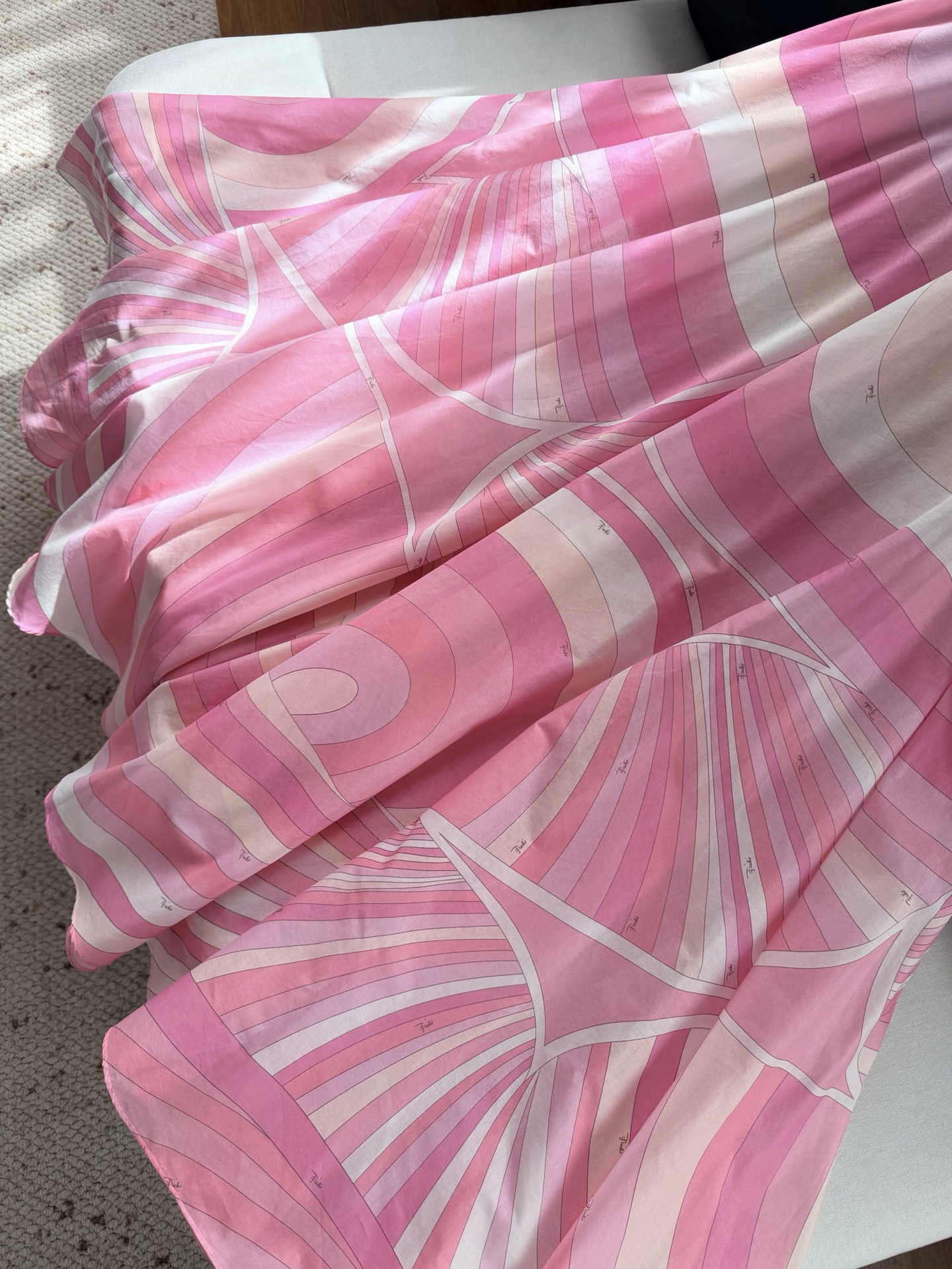 现货‼️‼️🛒款号W2/粉色加长半身裙✨采用轻盈100%高支棉质面料制成，迷幻漩涡图案印花，侧隐形拉链开