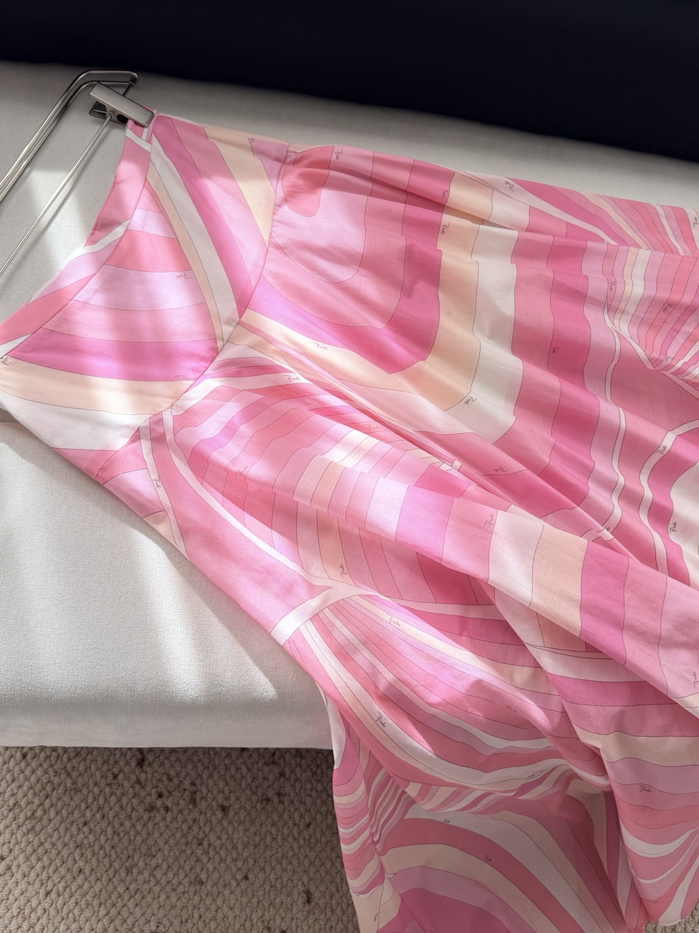 现货‼️‼️🛒款号W2/粉色加长半身裙✨采用轻盈100%高支棉质面料制成，迷幻漩涡图案印花，侧隐形拉链开