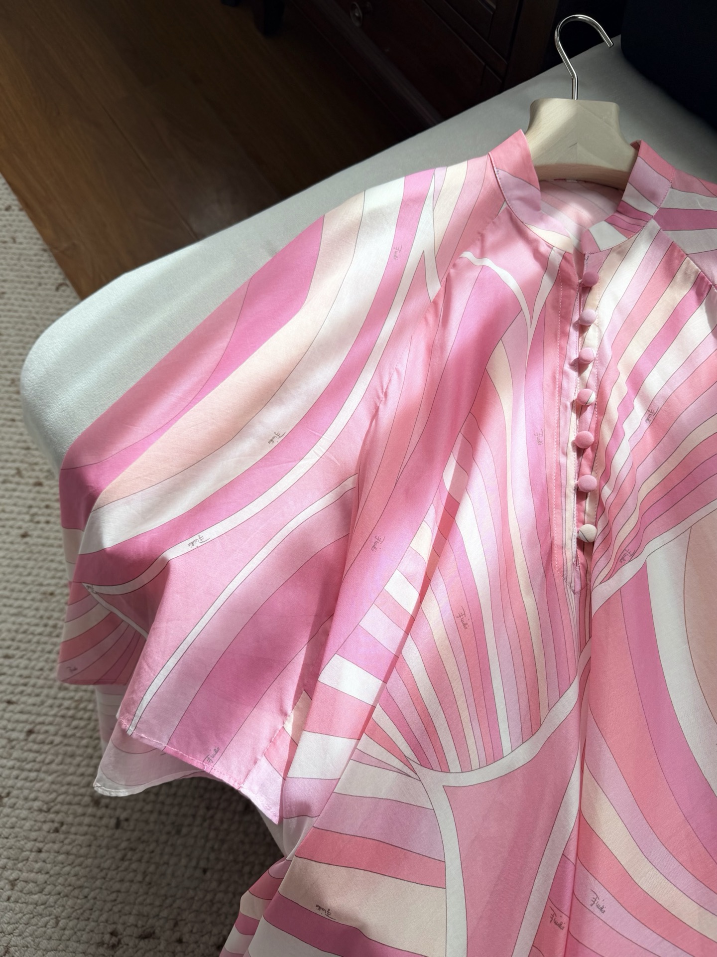 现货‼️‼️🛒款号W251/粉色印花连衣裙✨罩衫式裁剪长裙，采用轻盈100%高支棉质面料制成，迷幻漩涡图