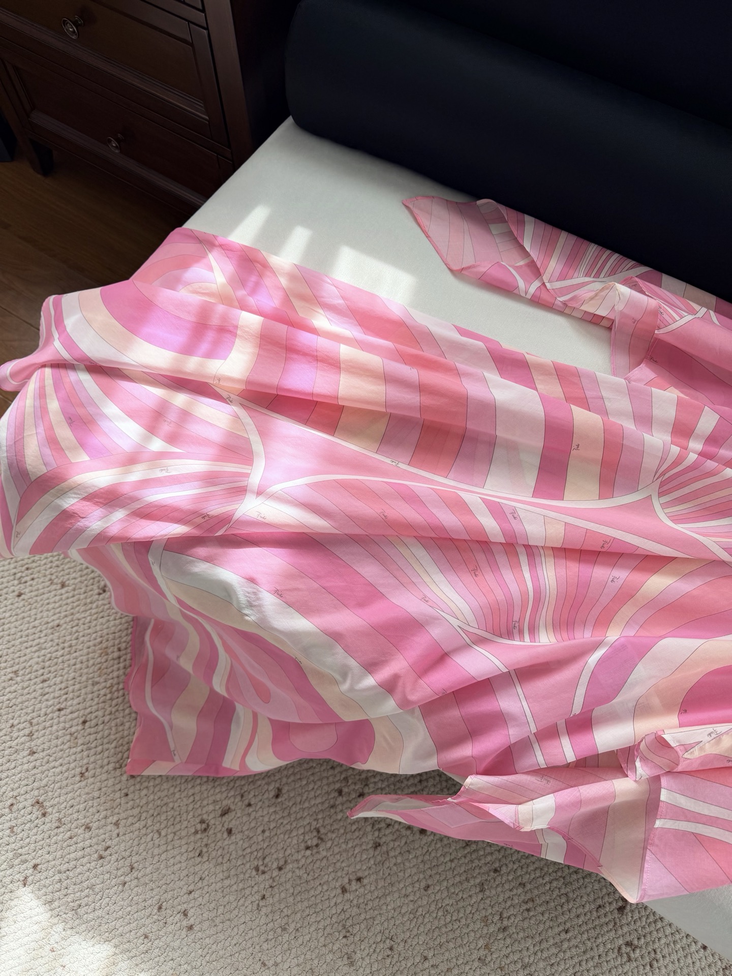 现货‼️‼️🛒款号W251/粉色印花连衣裙✨罩衫式裁剪长裙，采用轻盈100%高支棉质面料制成，迷幻漩涡图