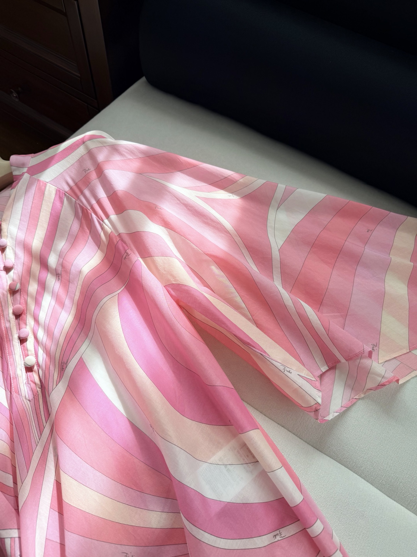 现货‼️‼️🛒款号W251/粉色印花连衣裙✨罩衫式裁剪长裙，采用轻盈100%高支棉质面料制成，迷幻漩涡图