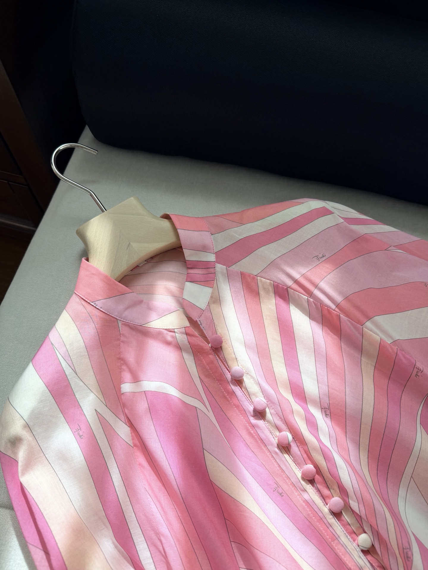 现货‼️‼️🛒款号W251/粉色印花连衣裙✨罩衫式裁剪长裙，采用轻盈100%高支棉质面料制成，迷幻漩涡图