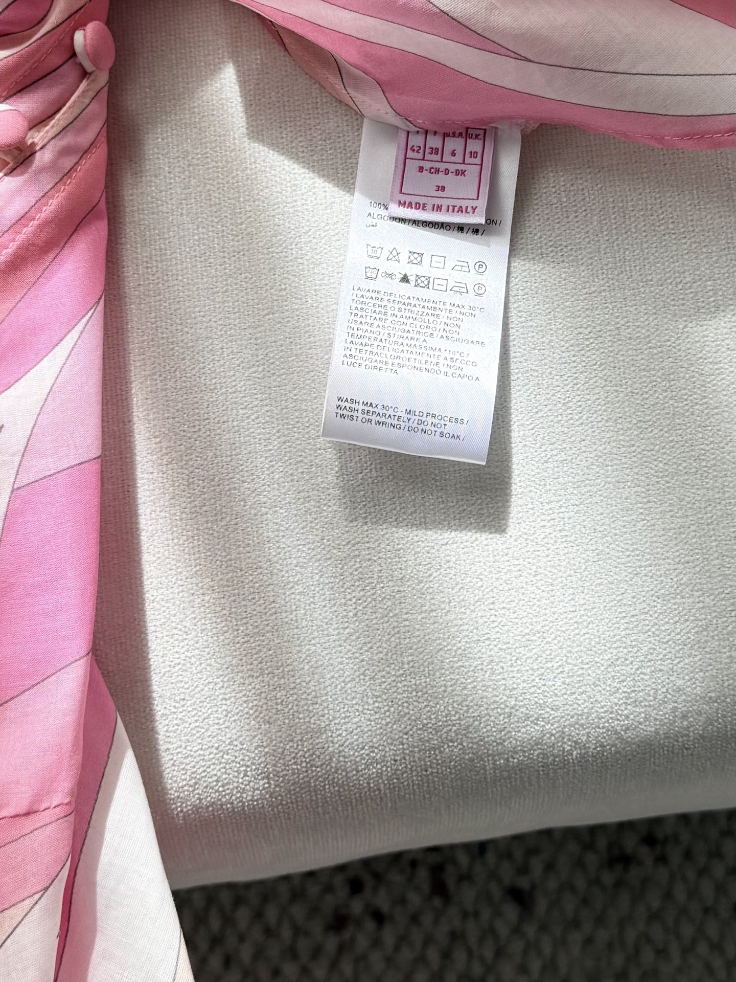 现货‼️‼️🛒款号W251/粉色印花连衣裙✨罩衫式裁剪长裙，采用轻盈100%高支棉质面料制成，迷幻漩涡图