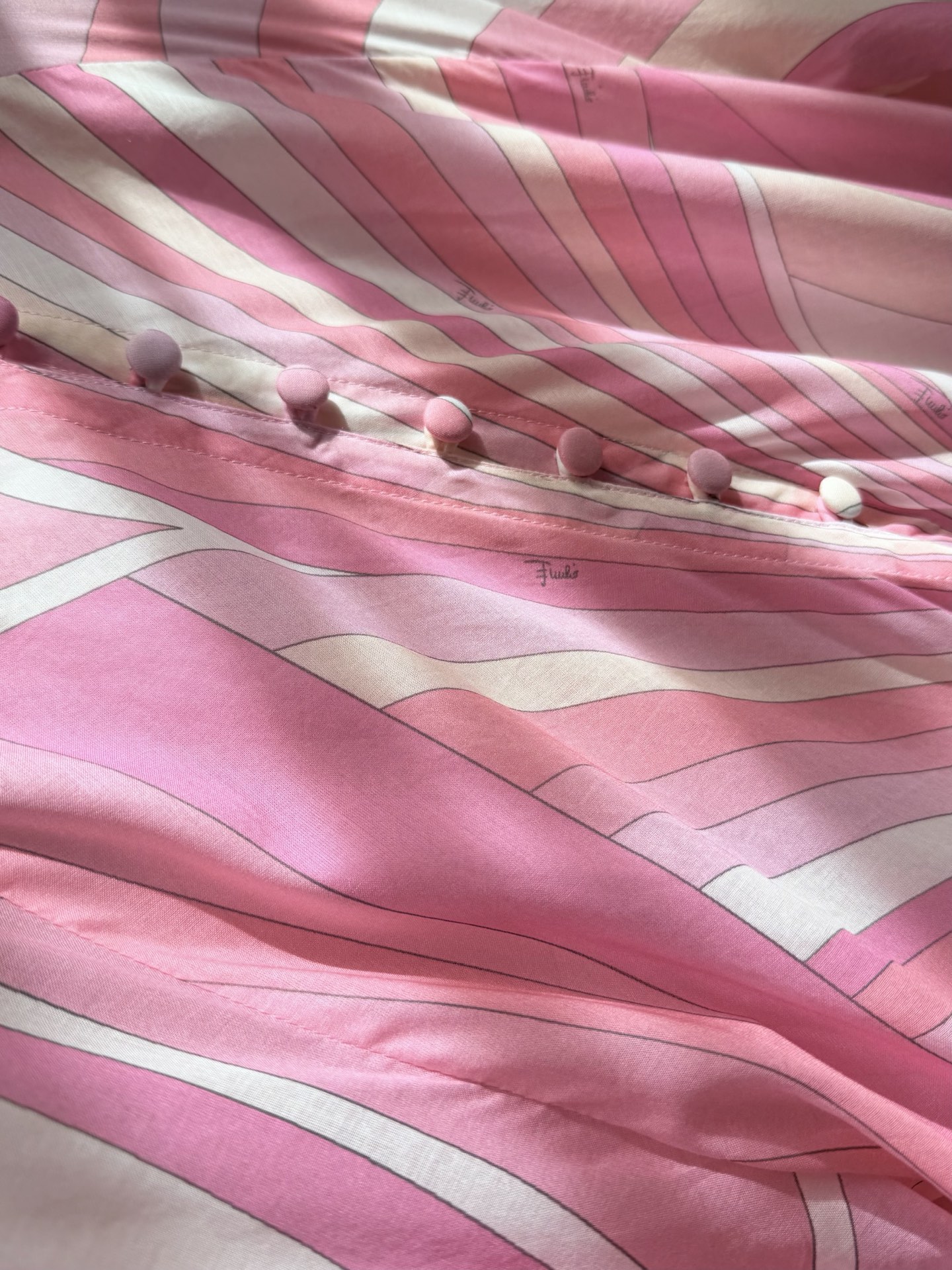 现货‼️‼️🛒款号W251/粉色印花连衣裙✨罩衫式裁剪长裙，采用轻盈100%高支棉质面料制成，迷幻漩涡图