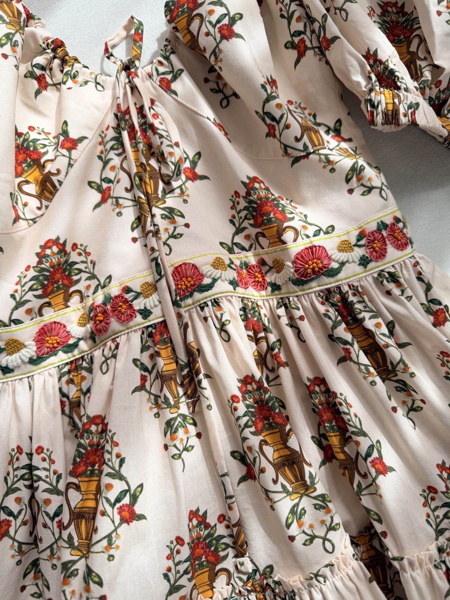 现货‼️‼️🛒款号2/花瓶钉珠连衣裙✨Agua把手工细节做到极致，有些绣花可以机器完成，这种就全靠人工一