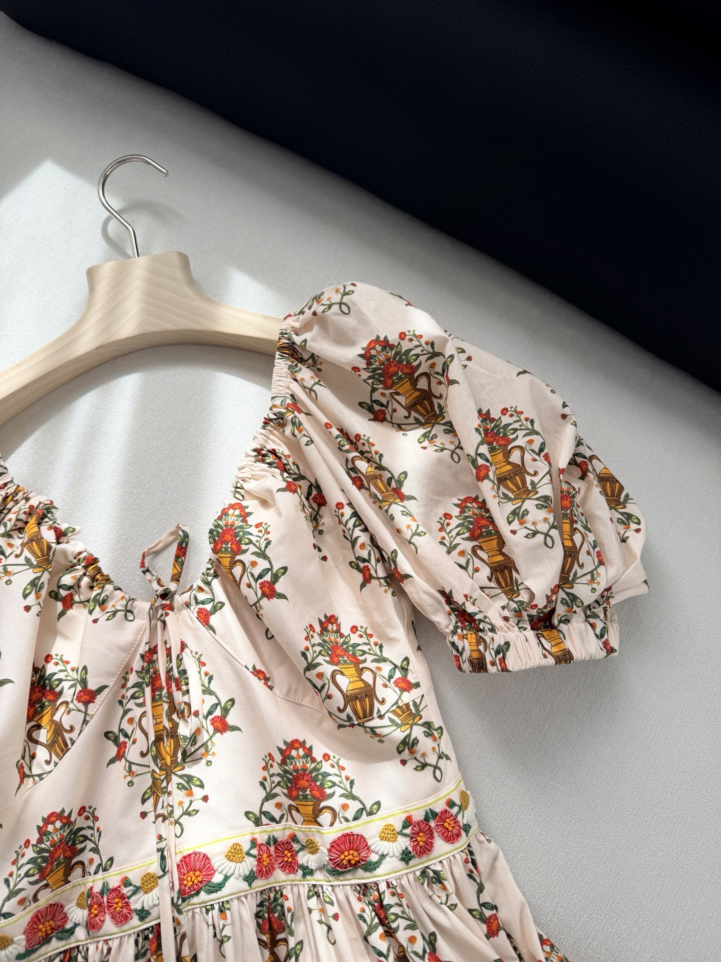 现货‼️‼️🛒款号2/花瓶钉珠连衣裙✨Agua把手工细节做到极致，有些绣花可以机器完成，这种就全靠人工一