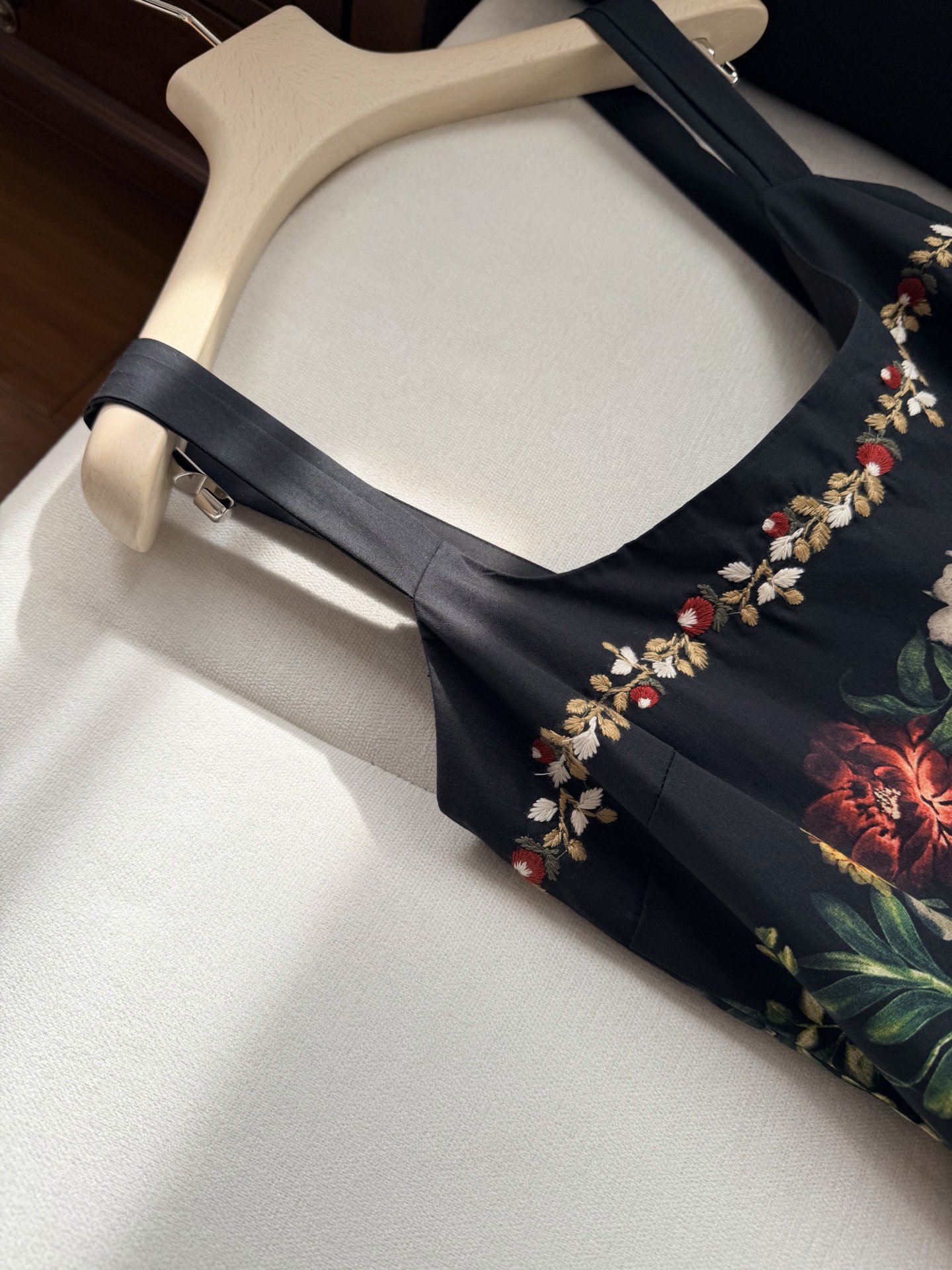 现货‼️‼️🛒款号W2512/花卉中长连衣裙✨Agua ✘ 2026💐早春风光已至！这款“Alcapar