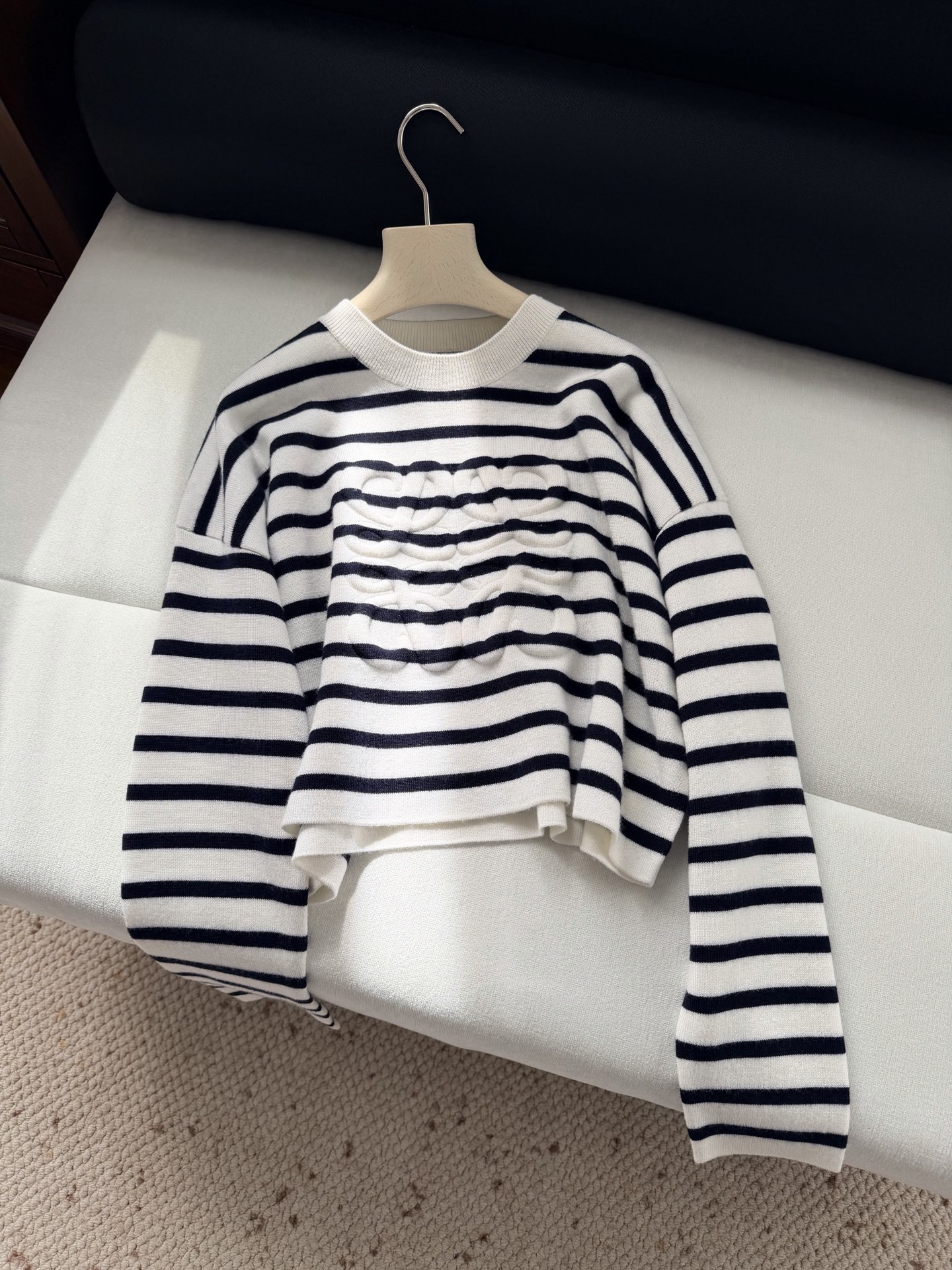 现货‼️‼️🛒款号9250/浮雕毛衣✨先在面料上印定型硅胶，涉及到磨具开模（时间长了凹凸也不会塌陷，强压