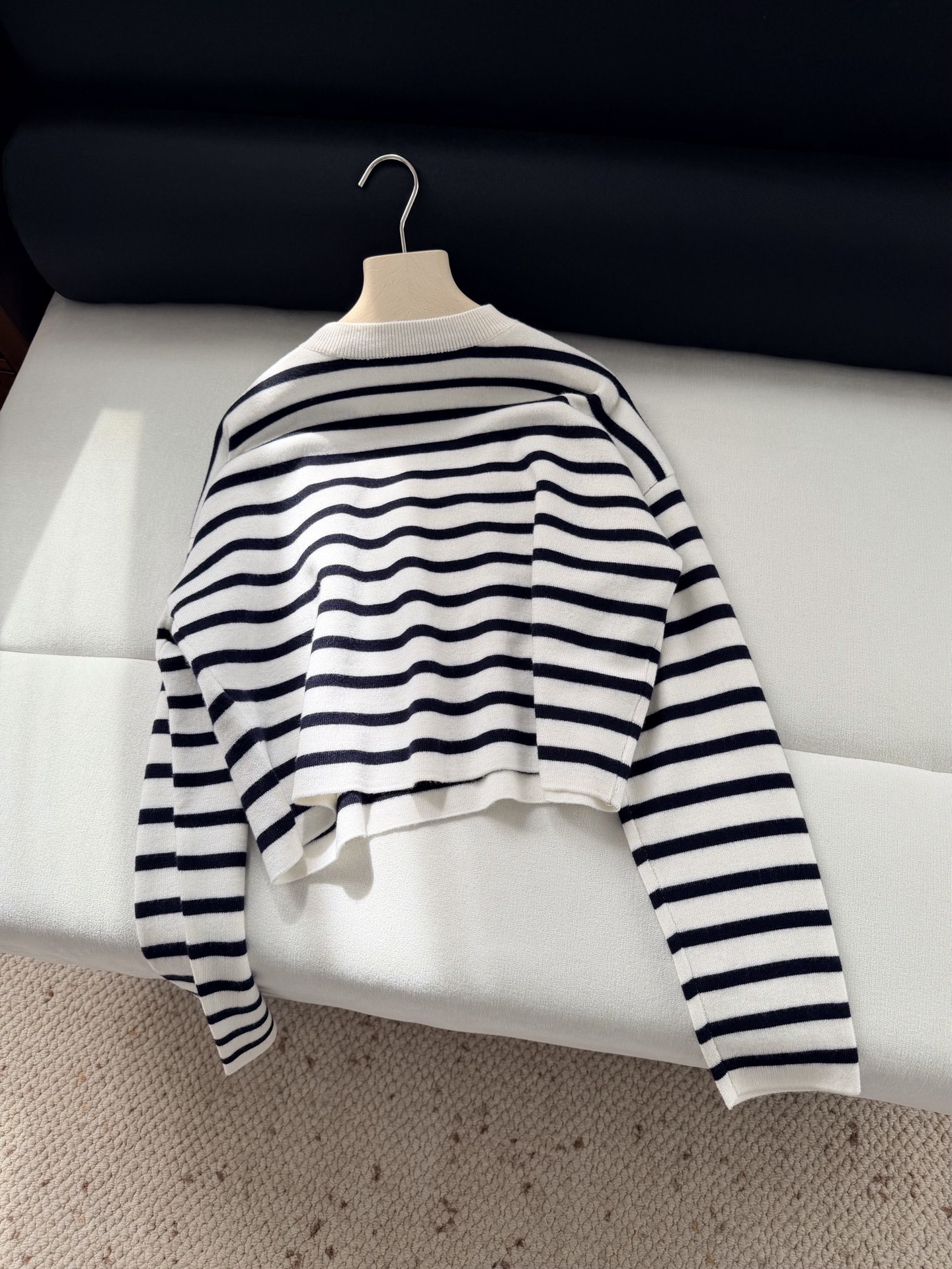 现货‼️‼️🛒款号9250/浮雕毛衣✨先在面料上印定型硅胶，涉及到磨具开模（时间长了凹凸也不会塌陷，强压