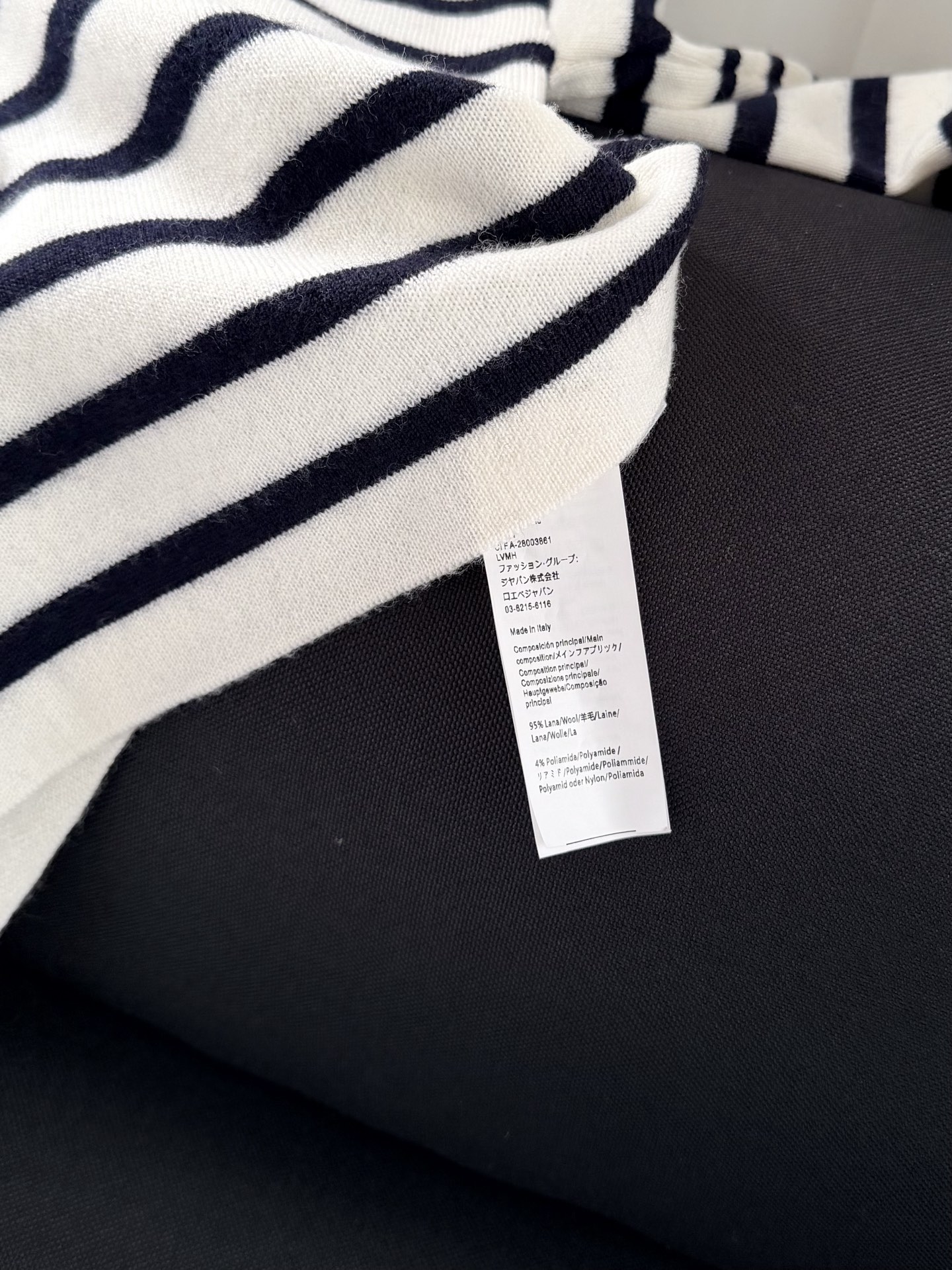 现货‼️‼️🛒款号9250/浮雕毛衣✨先在面料上印定型硅胶，涉及到磨具开模（时间长了凹凸也不会塌陷，强压