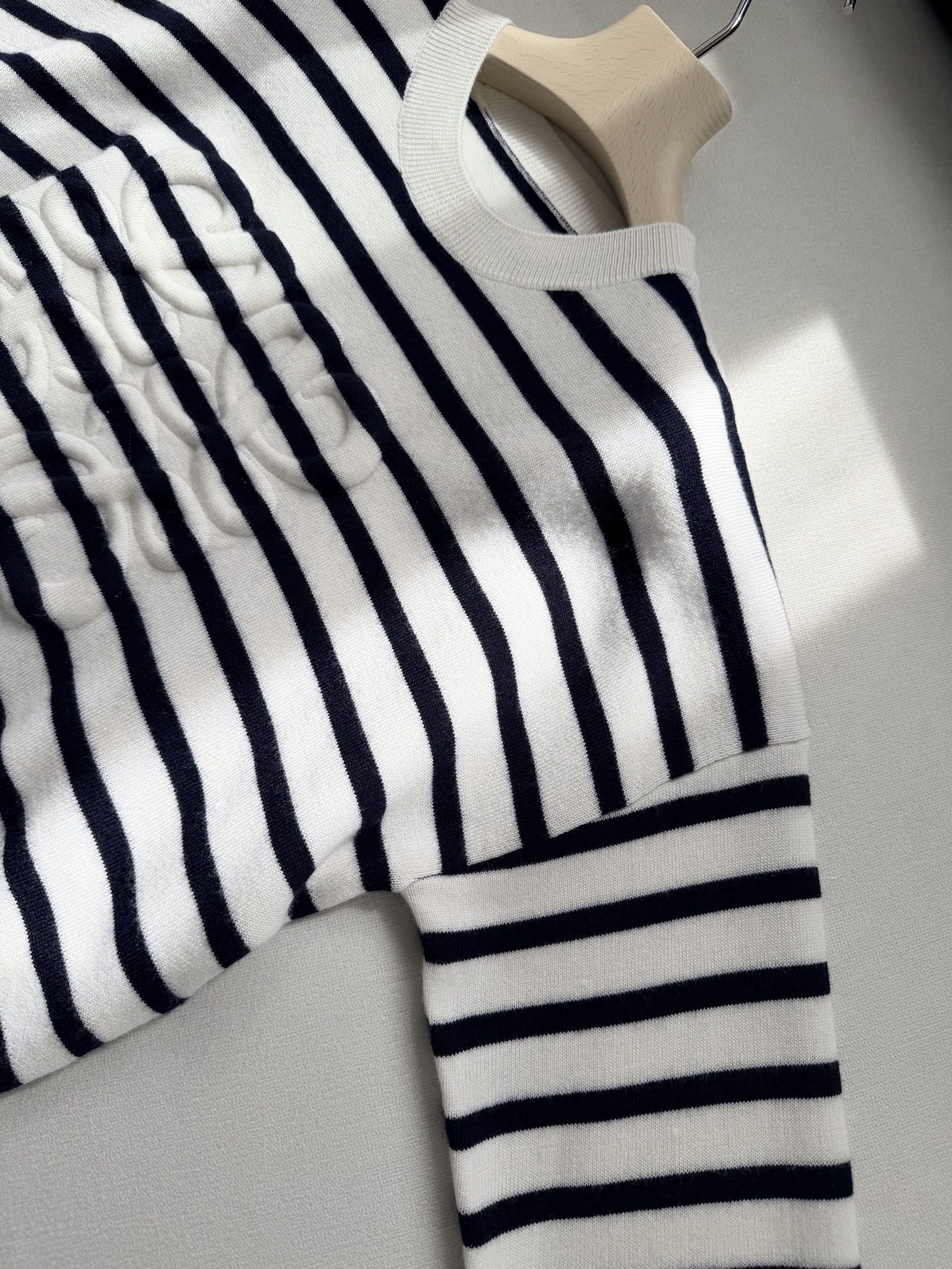 现货‼️‼️🛒款号9250/浮雕毛衣✨先在面料上印定型硅胶，涉及到磨具开模（时间长了凹凸也不会塌陷，强压