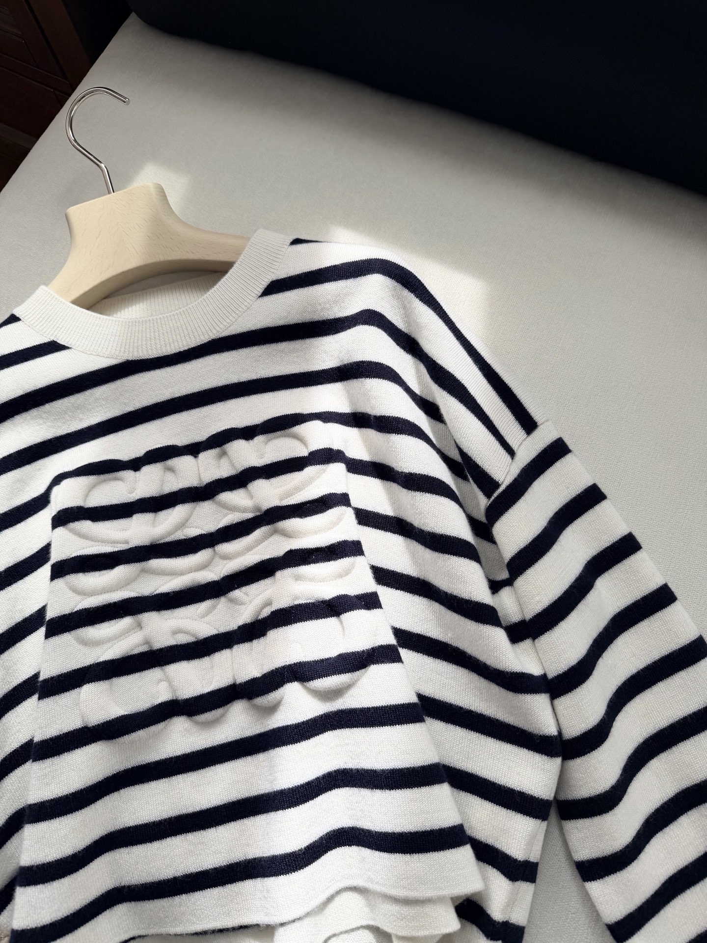 现货‼️‼️🛒款号9250/浮雕毛衣✨先在面料上印定型硅胶，涉及到磨具开模（时间长了凹凸也不会塌陷，强压