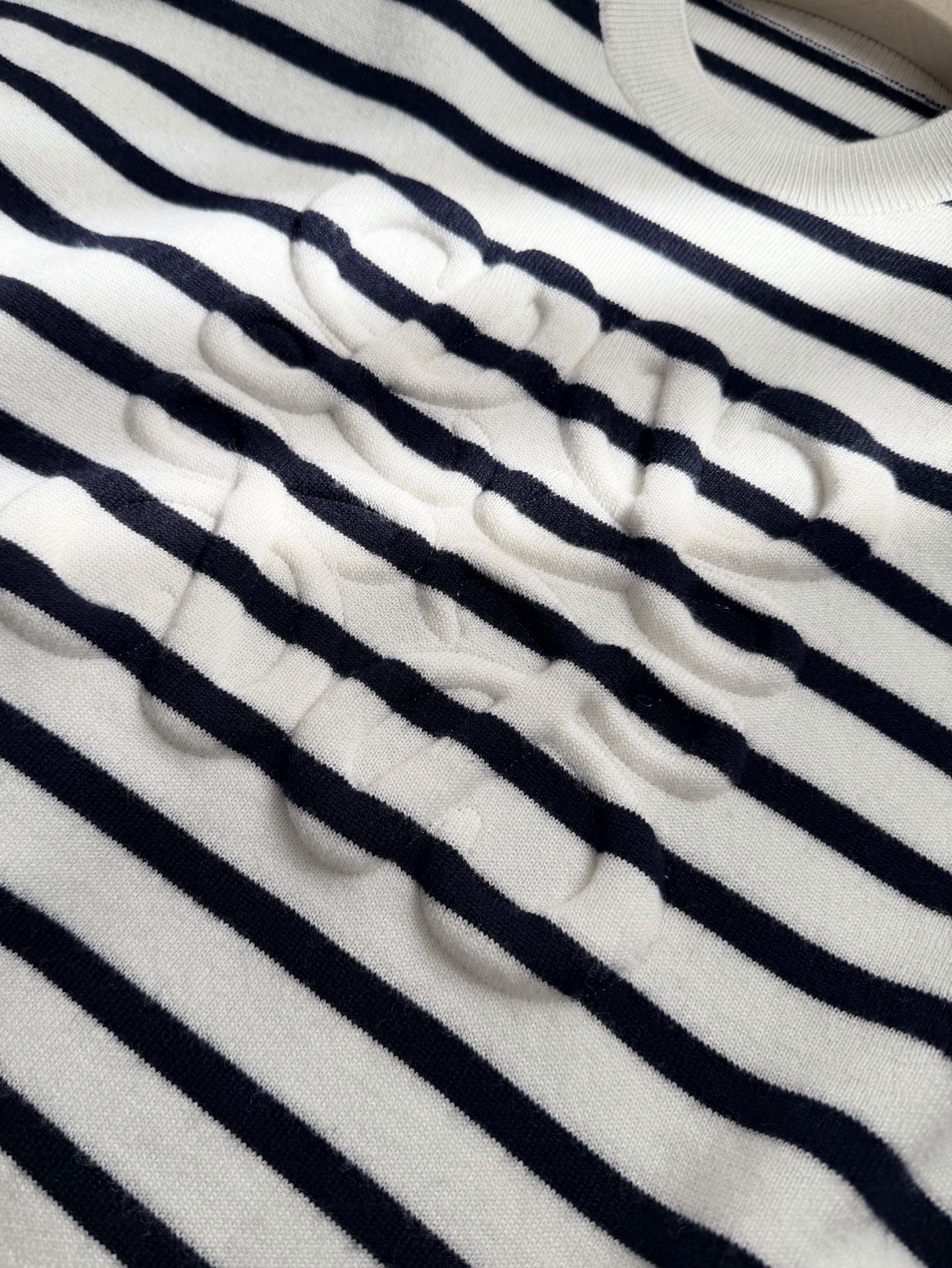 现货‼️‼️🛒款号9250/浮雕毛衣✨先在面料上印定型硅胶，涉及到磨具开模（时间长了凹凸也不会塌陷，强压