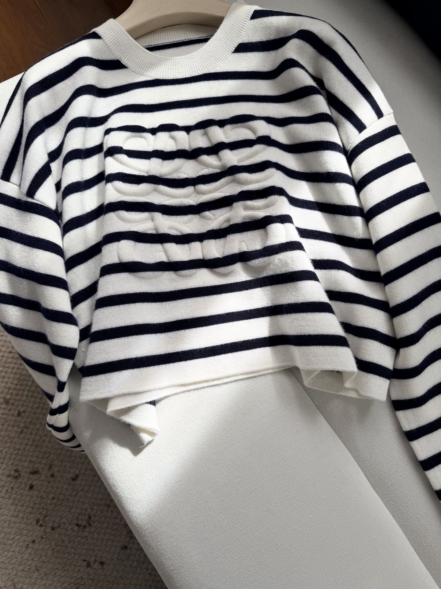 现货‼️‼️🛒款号9250/浮雕毛衣✨先在面料上印定型硅胶，涉及到磨具开模（时间长了凹凸也不会塌陷，强压